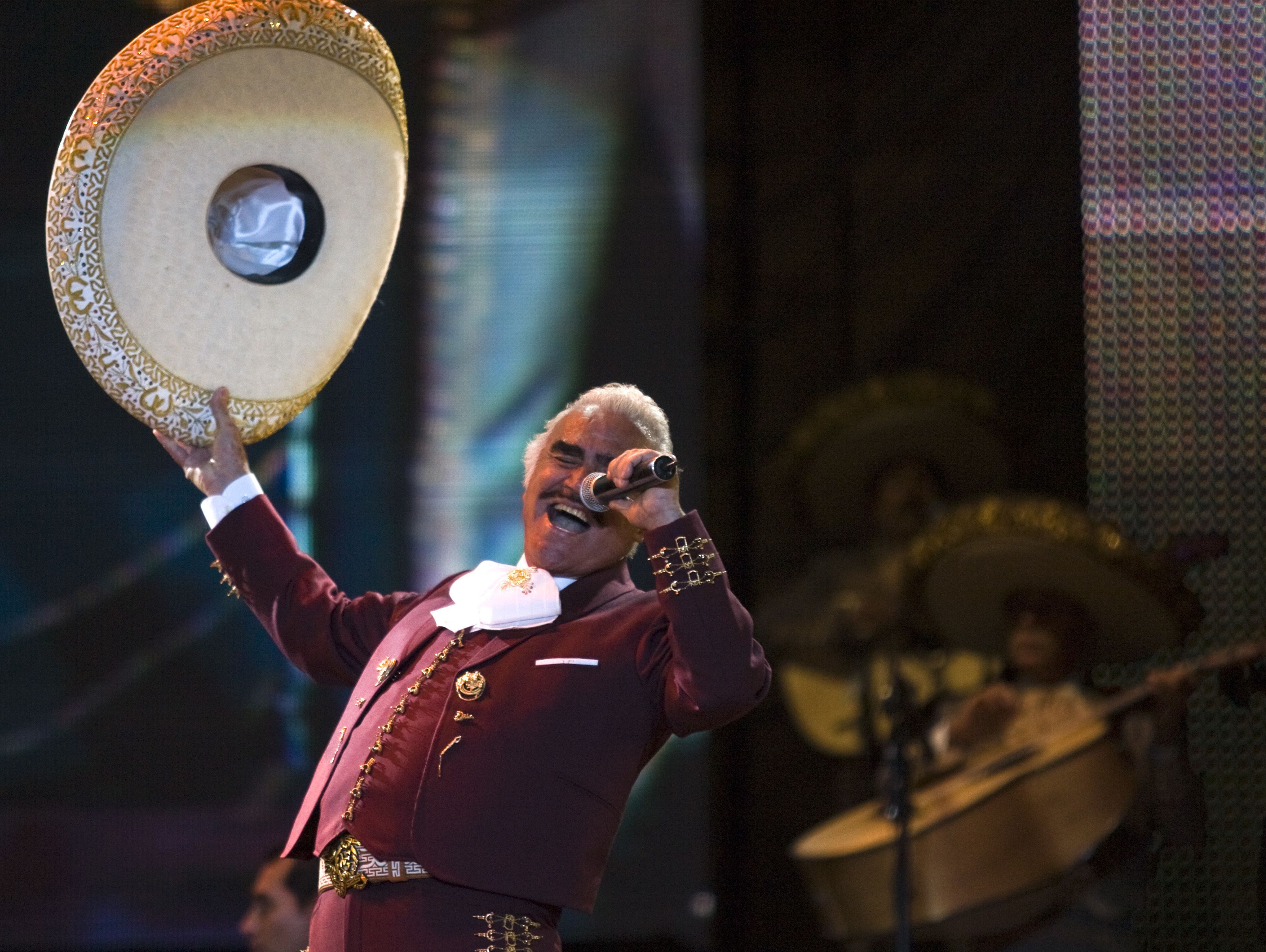 ARCHIVO- Vicente Fernández interpreta un concierto gratis durante el día de San Valentín en el Zócalo de la Ciudad de México el 14 de febrero de 2009. Fernández falleció a los 81 años en México, anunció su familia en un comunicado el 12 de diciembre de 2021. (Foto AP/Claudio Cruz, archivo)