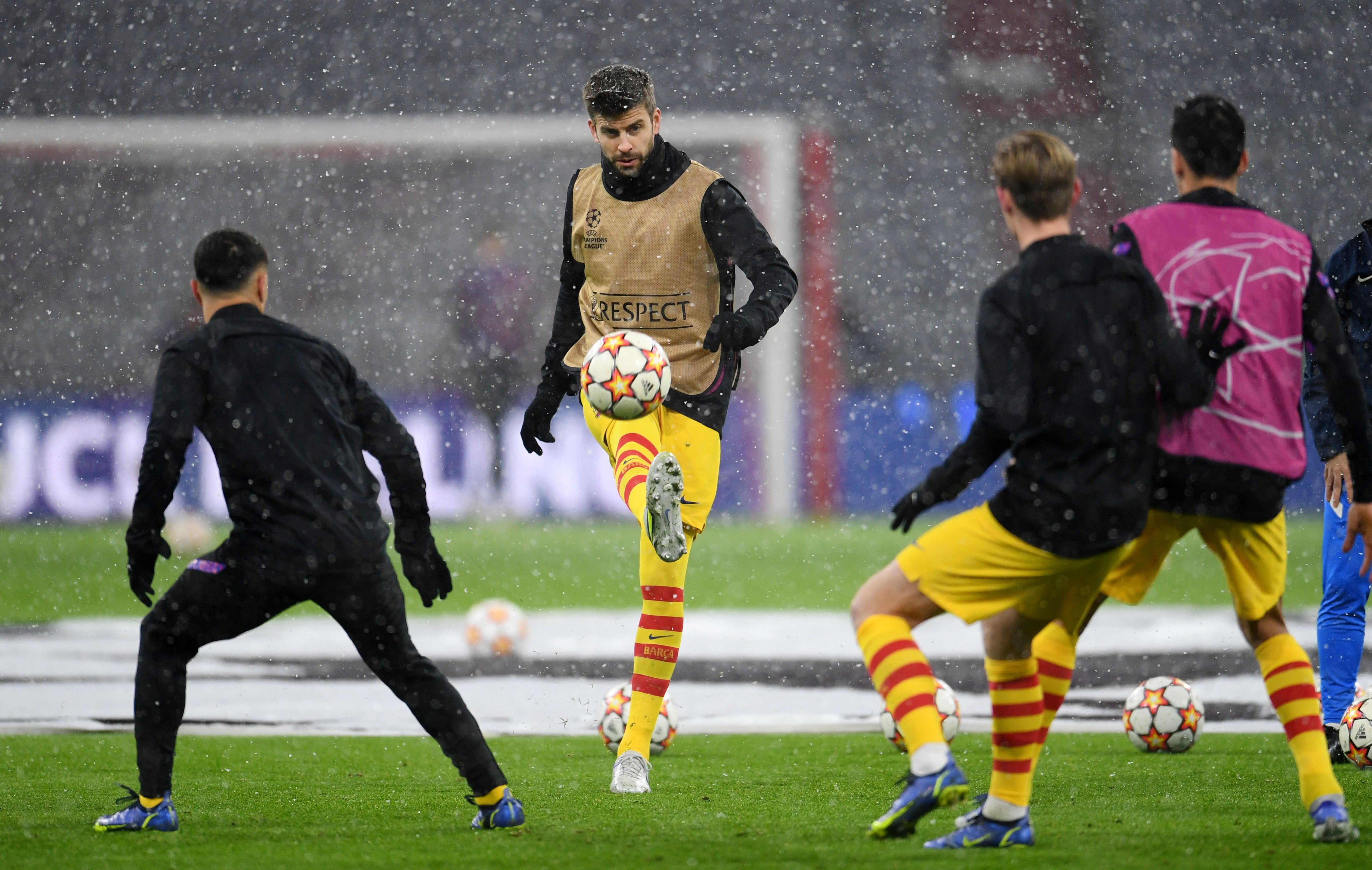 Soccer Football - Champions League - Group E - Bayern Munich v FC Barcelona - Allianz Arena, Munich, Germany - December 8, 2021 FC Barcelona's Gerard Pique during the warm up before the match REUTERS/Andreas Gebert