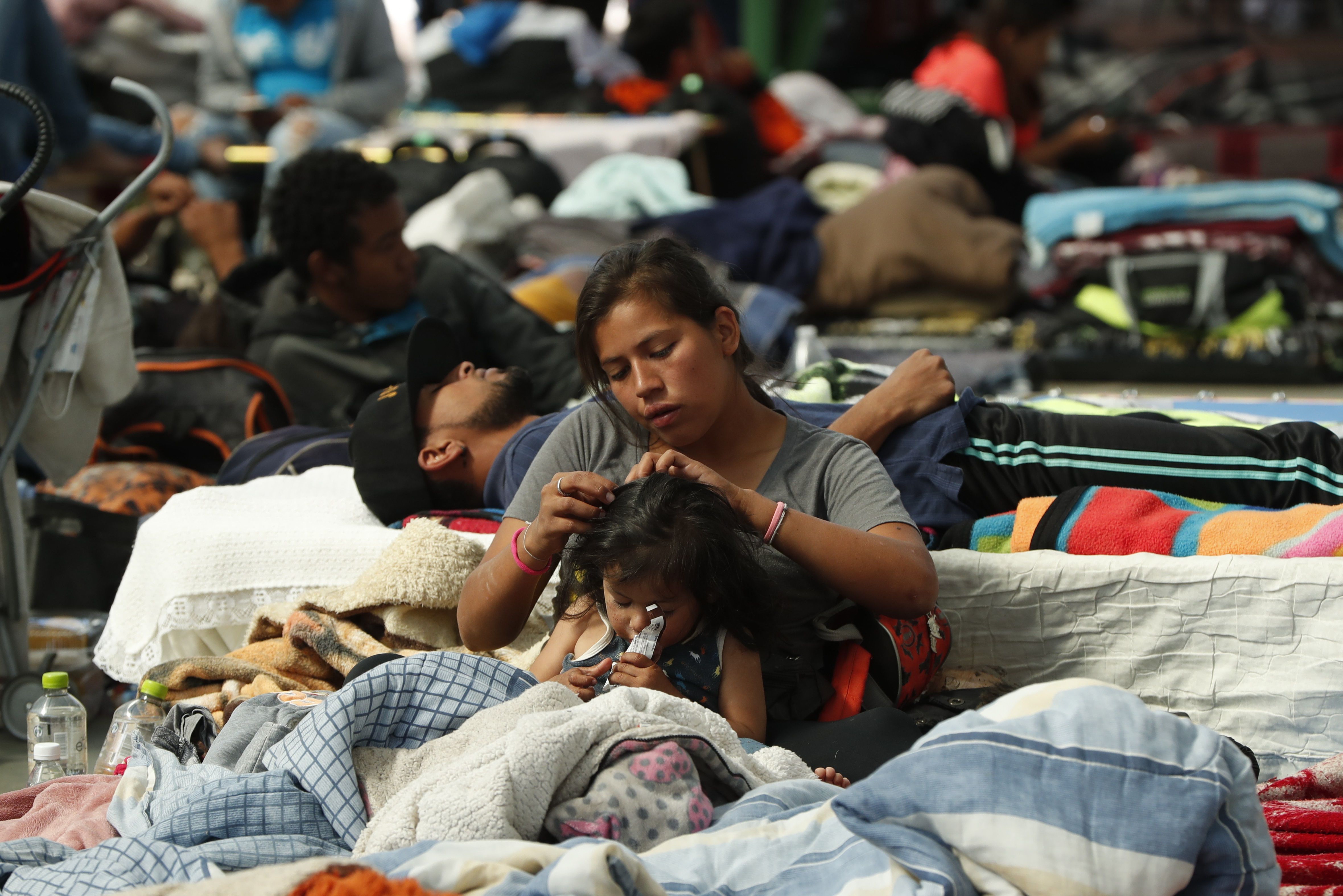 Migrantes descansando en el albergue la Casa del Peregrino, en la Basílica de Guadalupe en Ciudad de México. (Foto: EFE/José Méndez) 