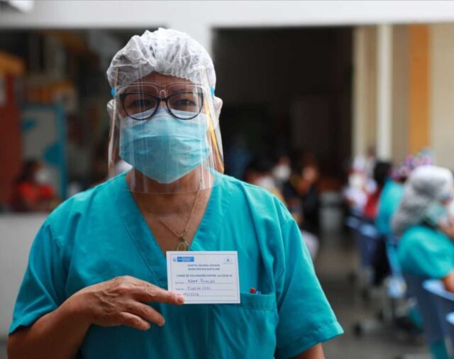 Carnet de vacunación: el 71% de peruanos está a favor de presentar este documento, según Datum