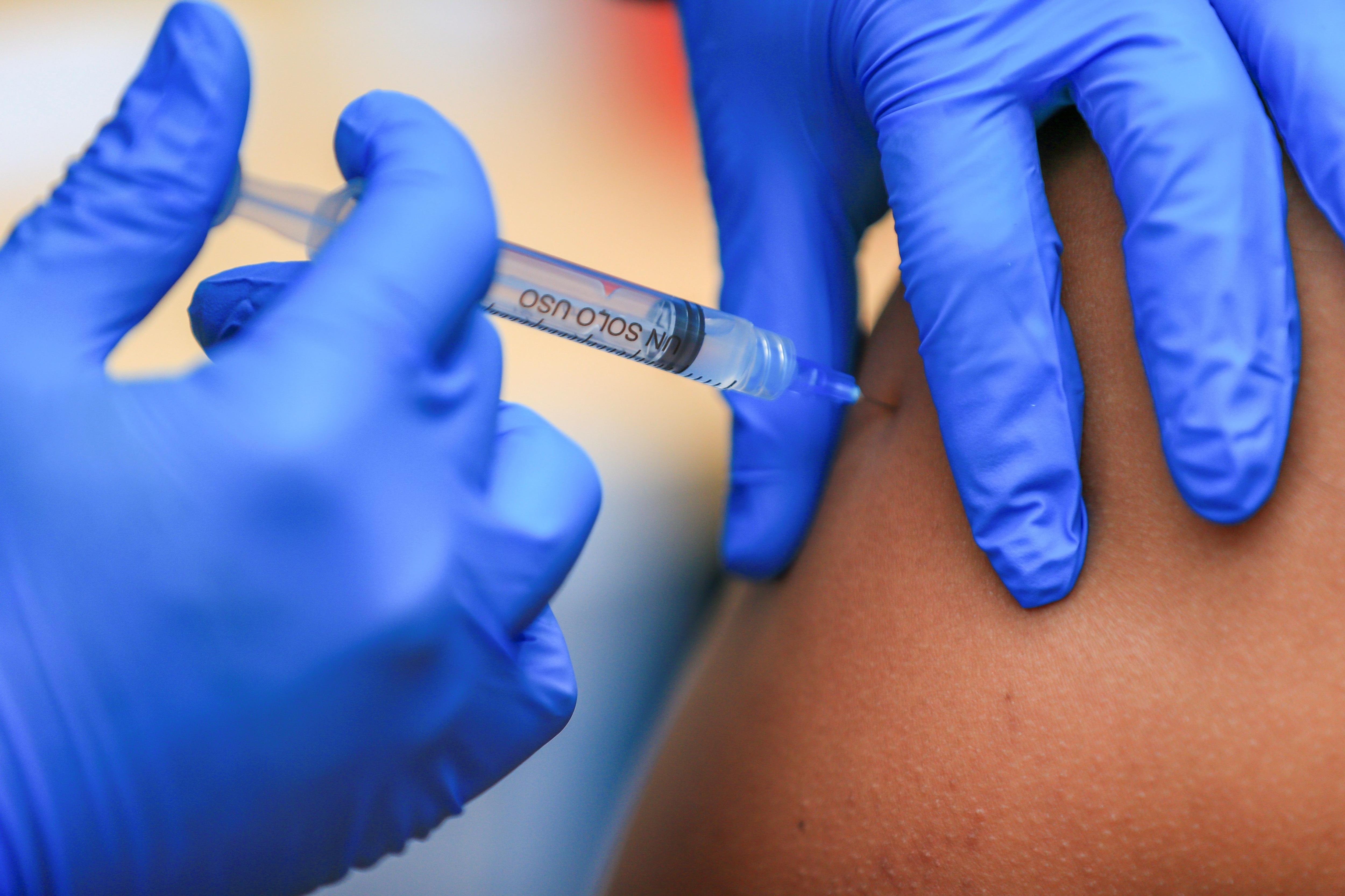 Fotografía de archivo en la que se registró el detalle de la vacunación de una persona contra la covid-19, en la Universidad de La Américas, en Quito (Ecuador). EFE/José Jácome 