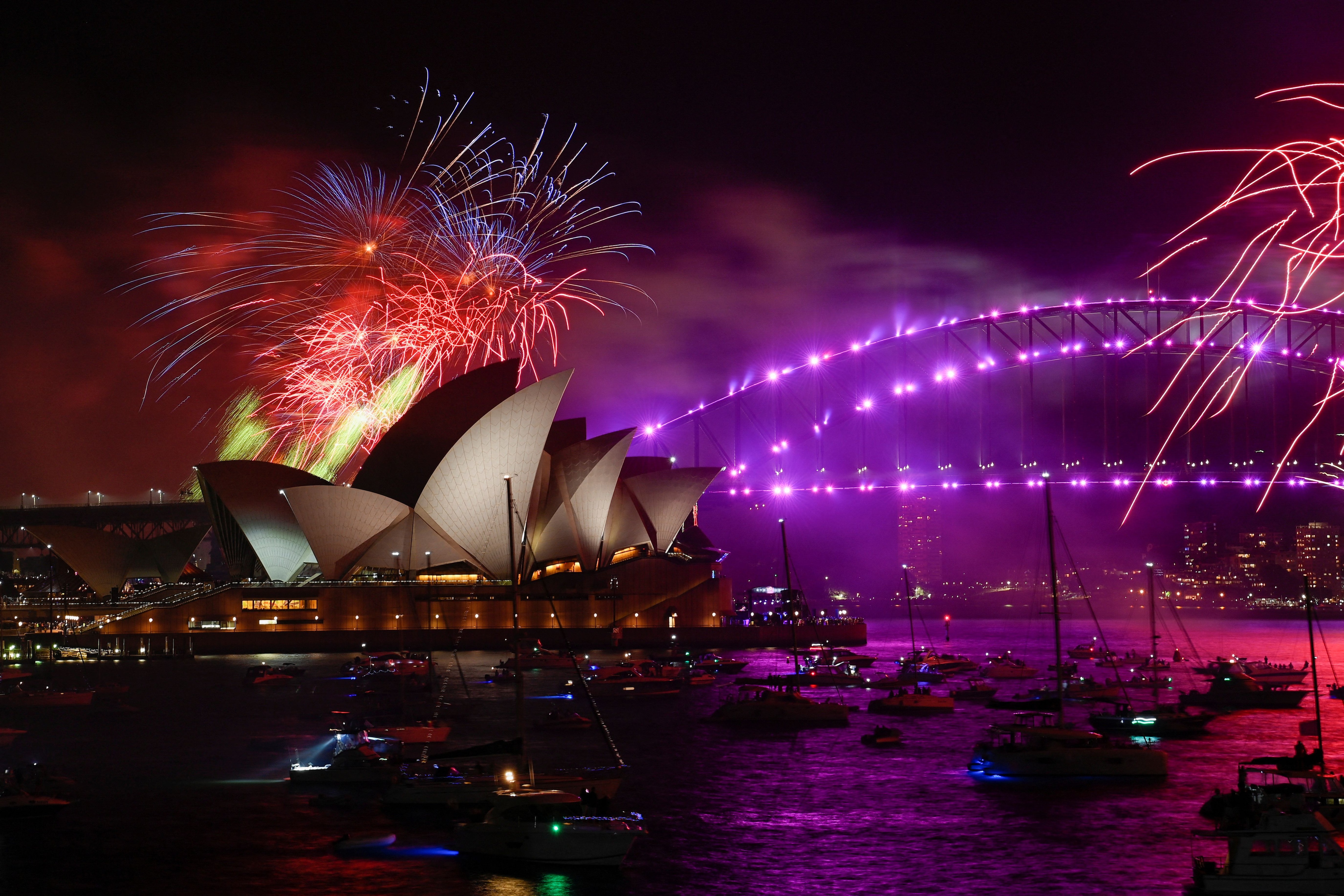 Vista de la Ópera de Sídney mientras los fuegos artificiales explotan sobre el puerto de Sídney durante las celebraciones de Nochevieja en Sídney, Australia, el 1 de enero de 2022. REUTERS/Jaimi Joy