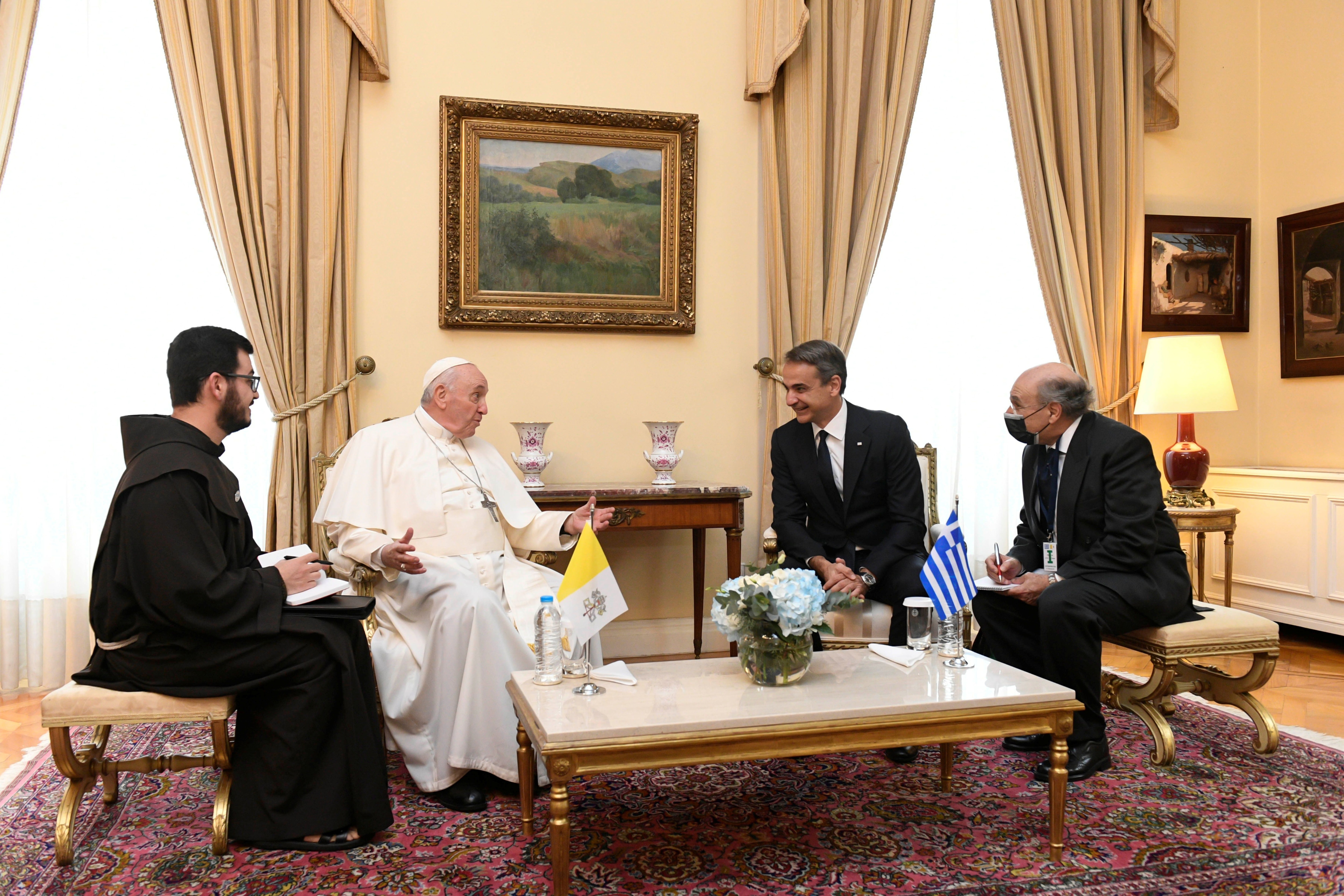 El Papa Francisco se reúne con el primer ministro griego, Kyriakos Mitsotakis, durante su visita, en el Palacio Presidencial de Atenas, Grecia, el 4 de diciembre de 2021. Vatican Media/Handout via REUTERS 