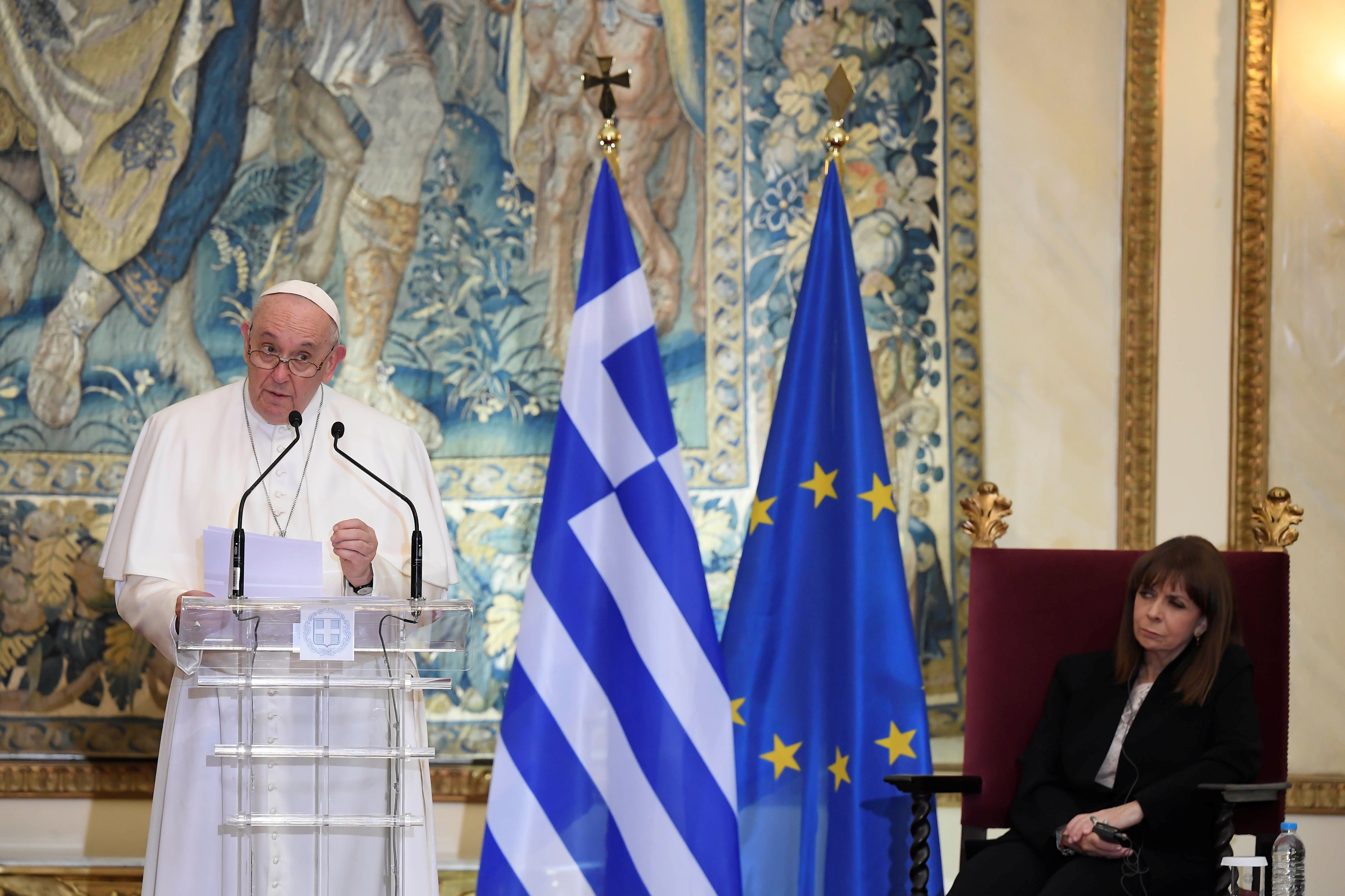 El papa Francisco habla durante su encuentro con la presidenta griega, Katerina Sakellaropoulou, en el Palacio Presidencial en Atenas, Grecia, el 4 de diciembre de 2021. Vatican Media/Handout via REUTERS