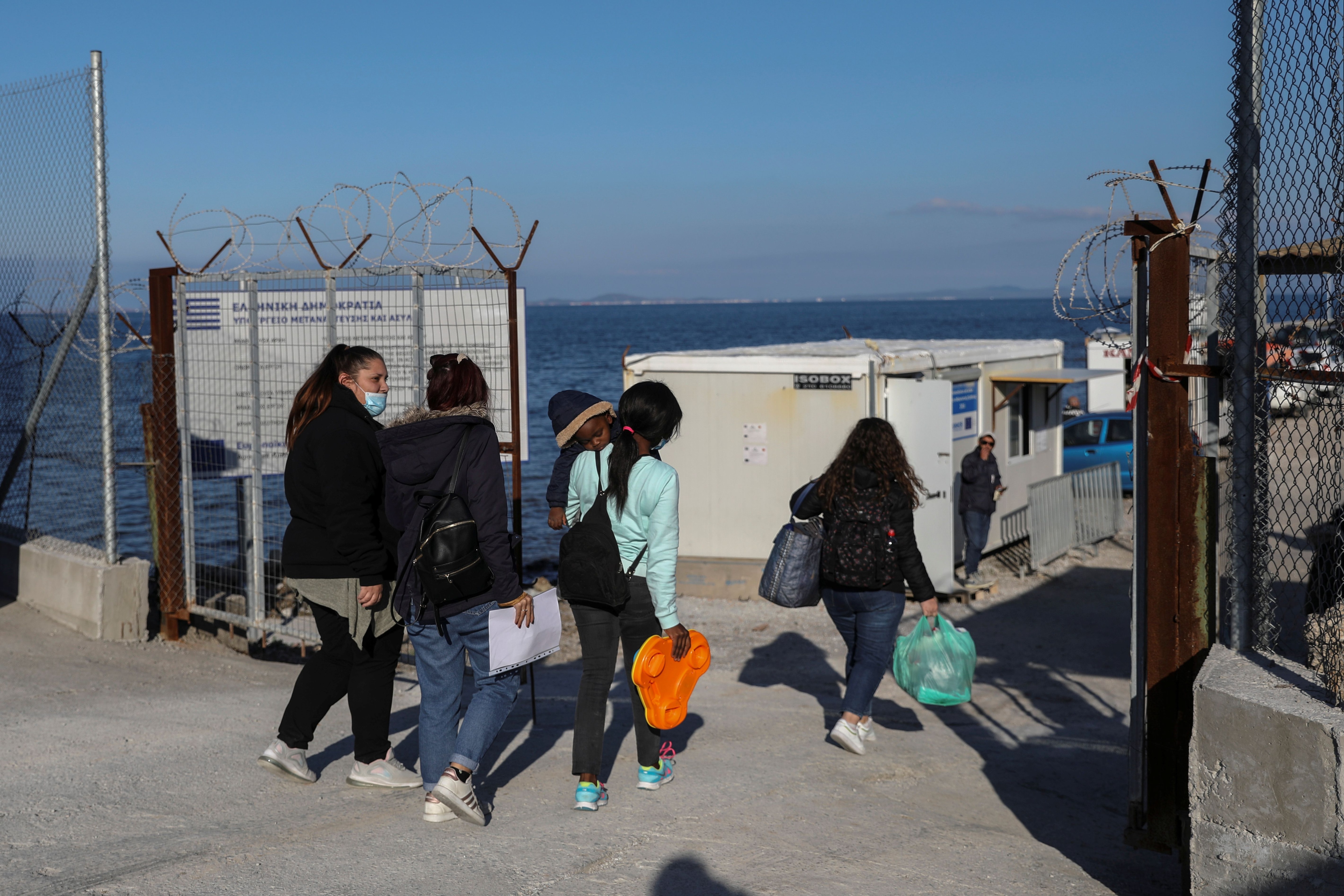 Migrantes entran en el campamento de Mavrovouni en la isla de Lesbos, Grecia, el 25 de noviembre de 2021. Imagen tomada el 25 de noviembre de 2021. REUTERS/Louiza Vradi