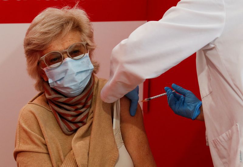 Una mujer recibe una vacuna de refuerzo contra el coronavirus en un centro de la Cruz Roja en la estación de trenes Termini de Roma. Noviembre, 24, 2021. REUTERS/Yara Nardi