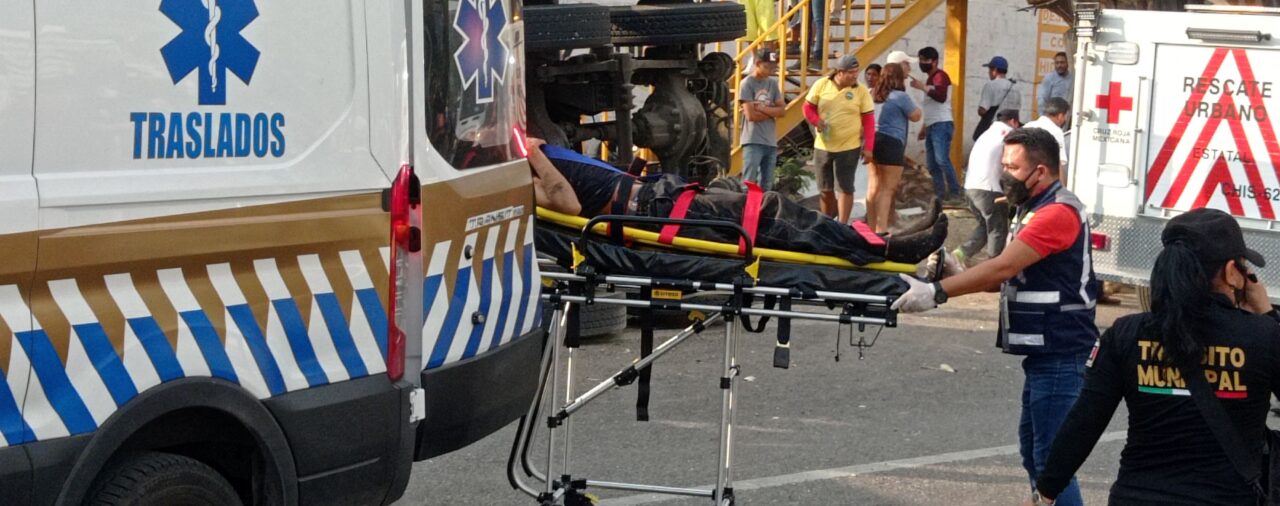 ISSSTE atiende a cuatro migrantes heridos de gravedad tras volcadura de tráiler en Chiapas