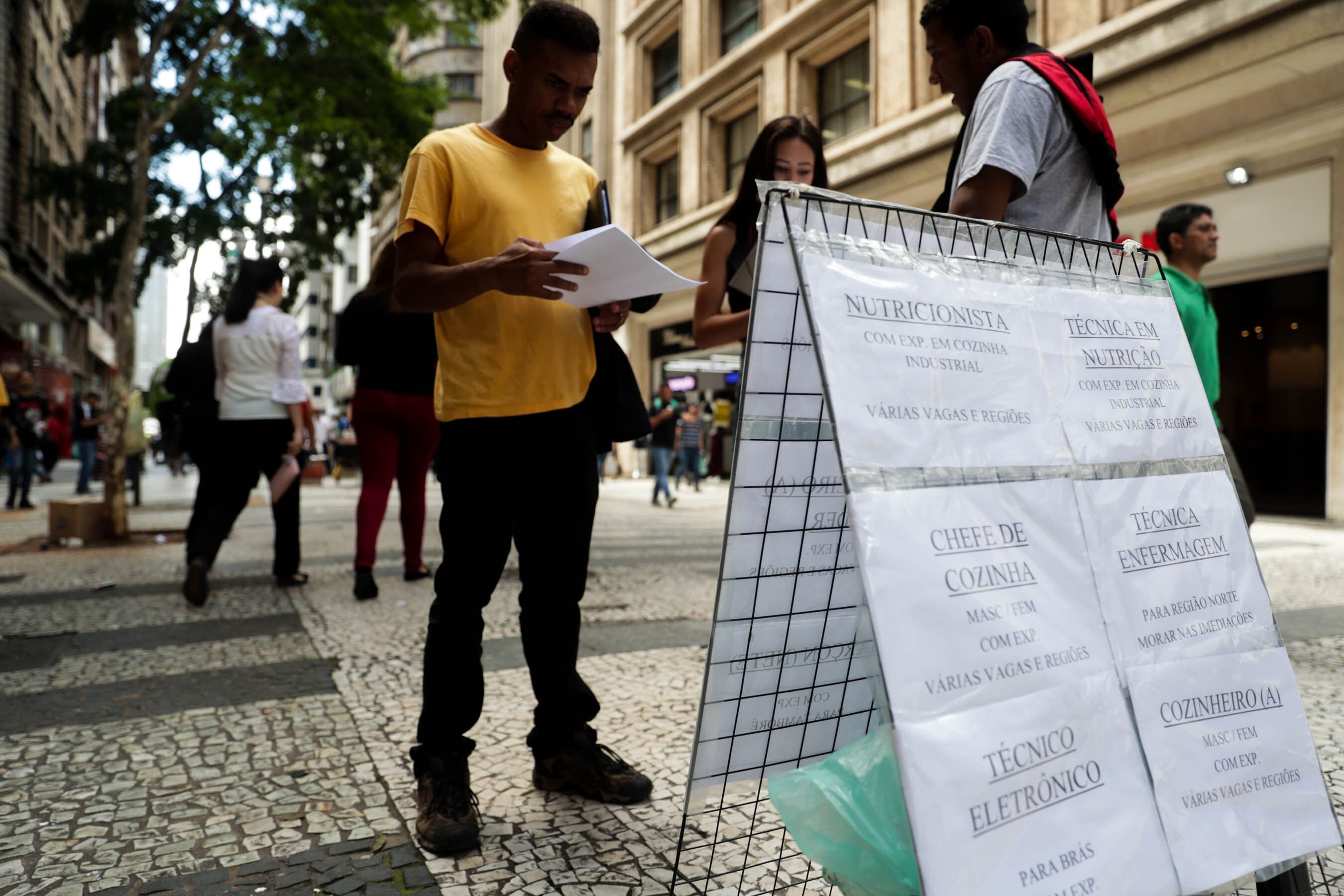 Varias personas observan carteles que muestran ofertas de empleo en San Pablo (EFE/Fernando Bizerra Jr./Archivo)