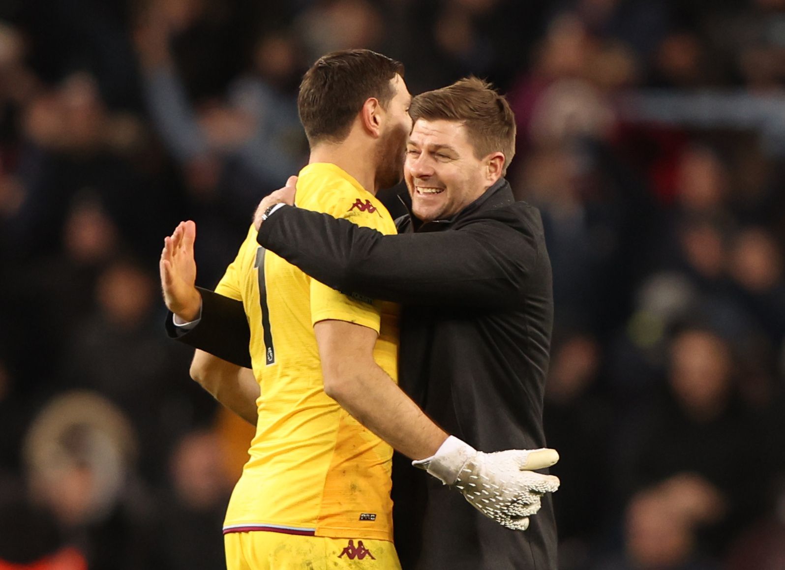El abrazo entre Gerrard y Dibu tras la victoria del Aston Villa (REUTERS/Ian Walton)