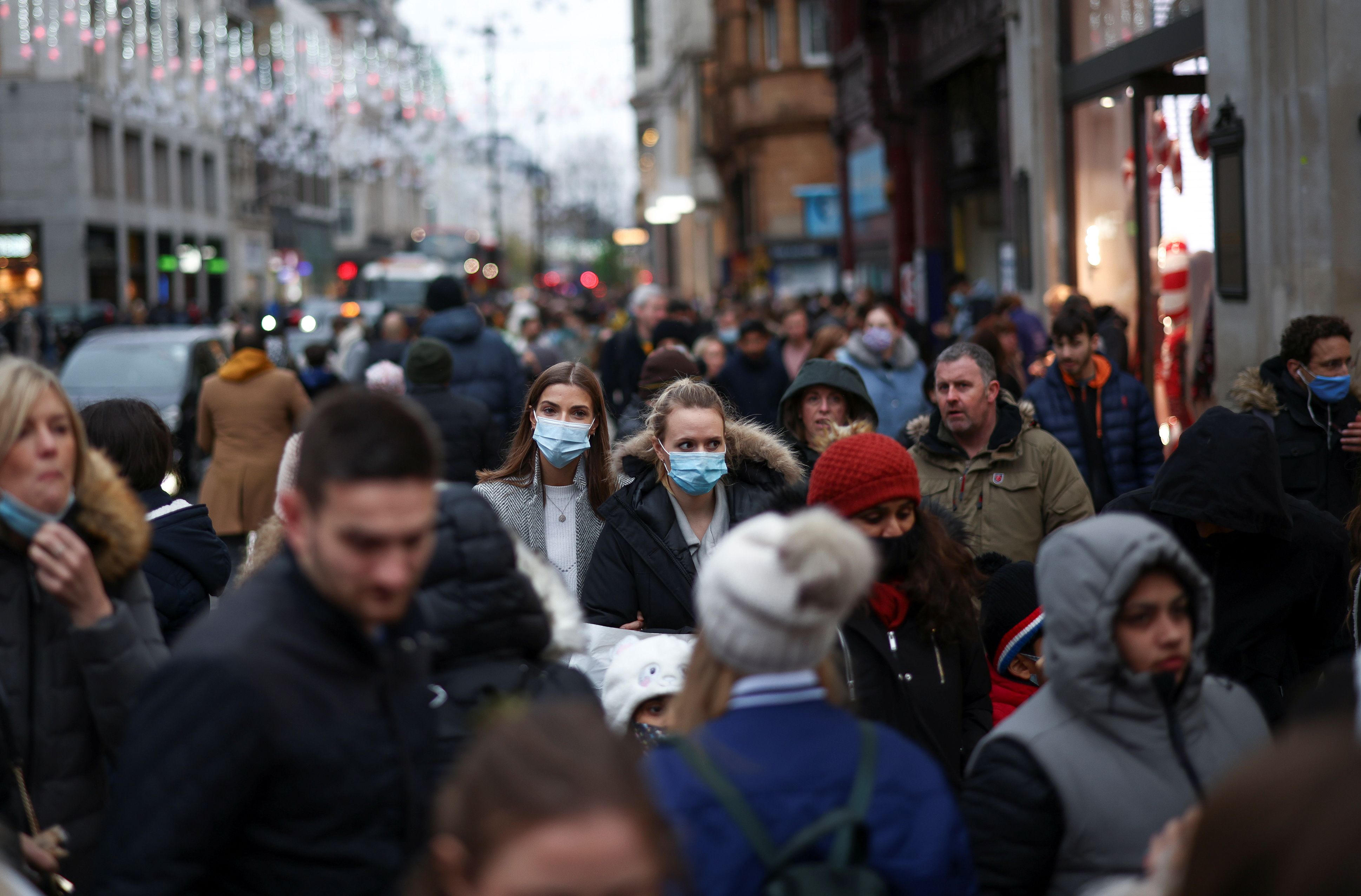 Personan caminan por Oxford Circus, en medio del brote de la enfermedad del coronavirus (COVID-19) en Londres, Gran Bretaña, el 5 de diciembre de 2021. REUTERS/Henry Nicholls