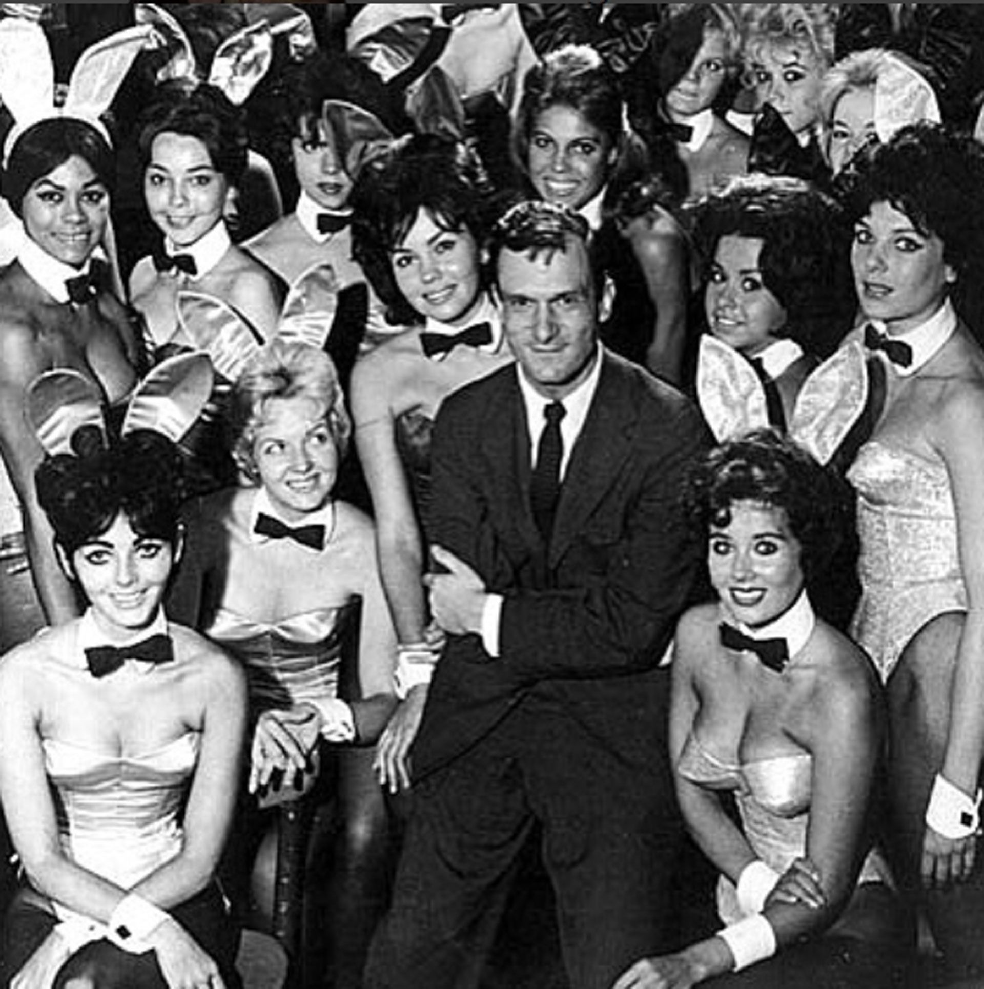 Hugh rodeado de "Conejitas Playboy", quienes tenían que acatar un estricto manual de comportamiento 