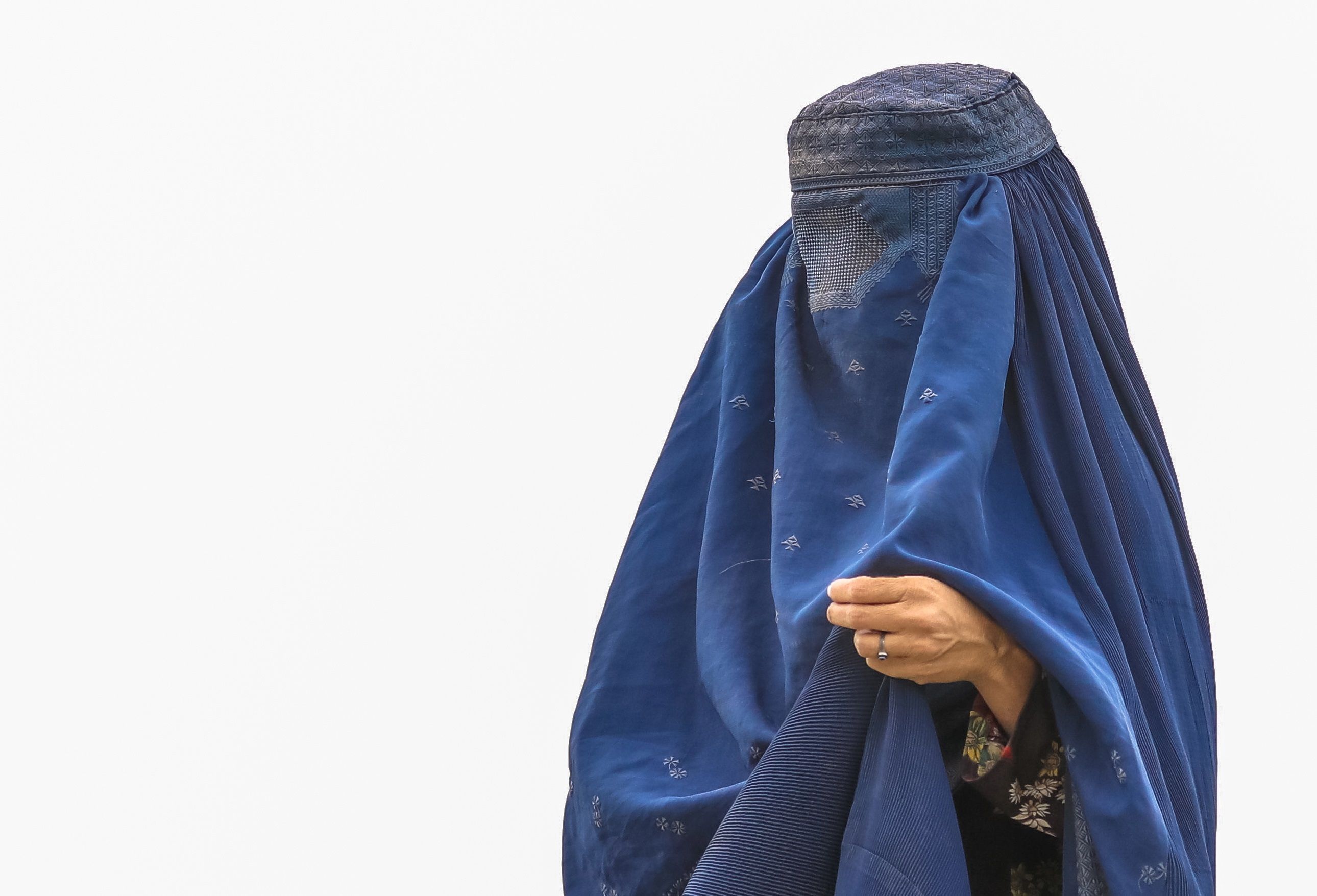 Una mujer afgana camina por Kabul, Afganistán, el 14 de agosto de 2021. EFE/Hedayatullah Amid/Archivo 