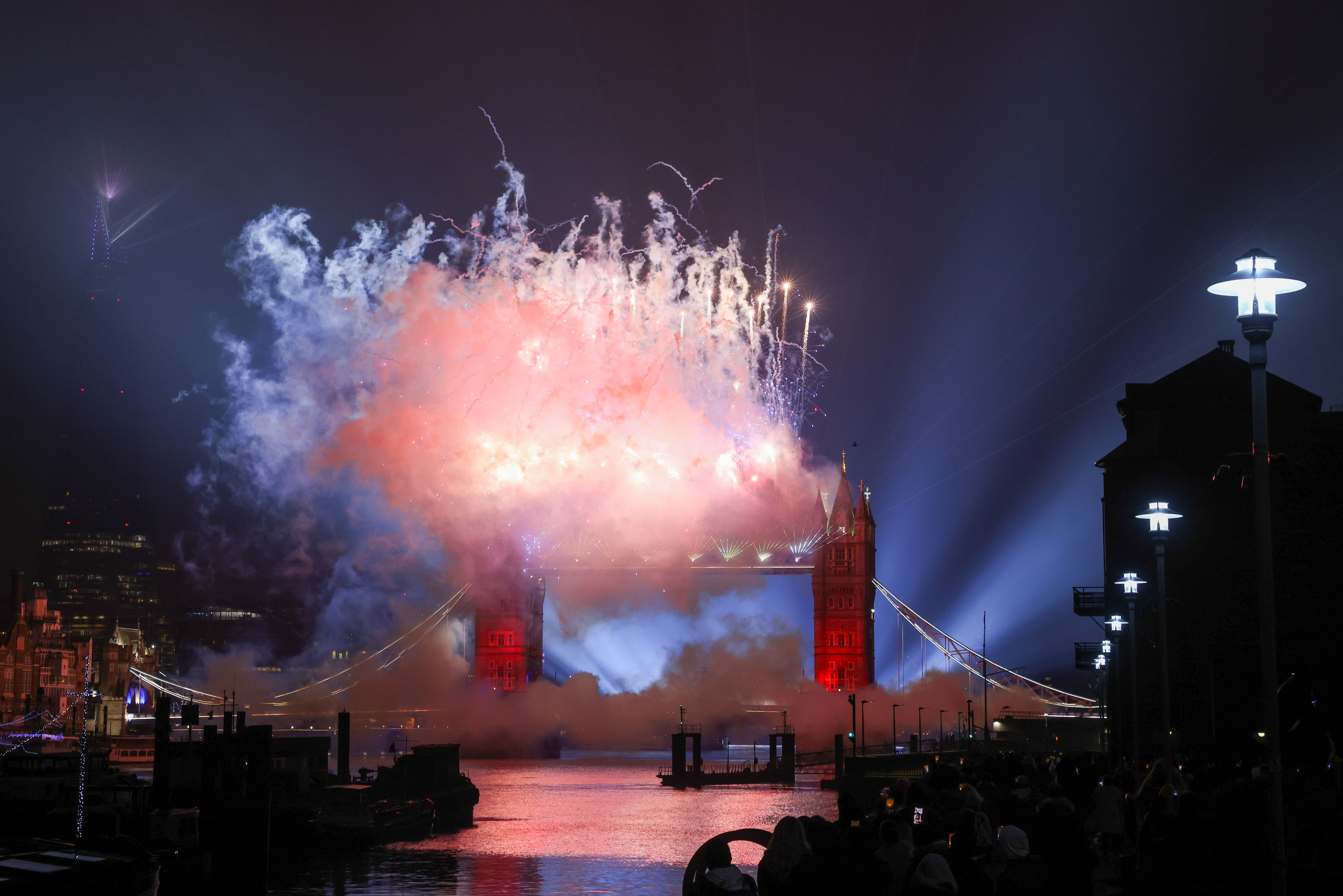 Los fuegos artificiales explotan sobre el Tower Bridge en Año Nuevo en medio del brote de la enfermedad del coronavirus (COVID-19), en Londres, Gran Bretaña el 1 de enero de 2021. REUTERS/Simon Dawson