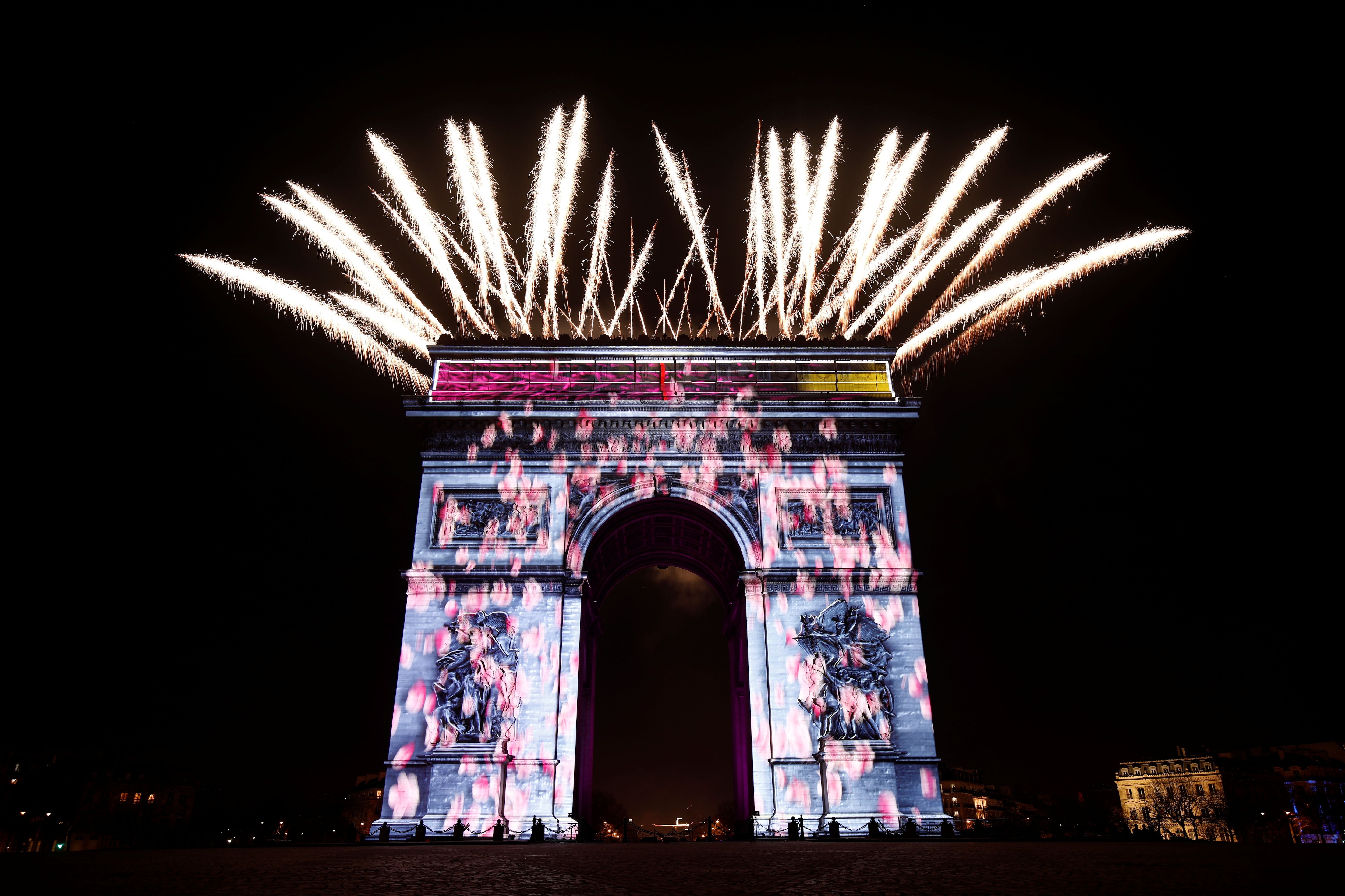 Los fuegos artificiales iluminan el cielo sobre el Arco del Triunfo durante las celebraciones de Año Nuevo en los Campos Elíseos en París, el 31 de diciembre de 2019. REUTERS/Benoit Tessier