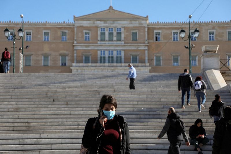 Imagen de archivo de gente usando mascarillas en medio de la pandemia de COVID-19 en la Plaza Síntagma en Atenas, Grecia. 1 de diciembre, 2021. REUTERS/Louiza Vradi/Archivo