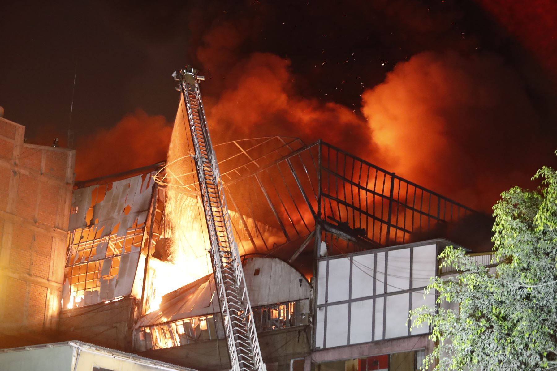 El incendio en Mesa Redonda fue provocado en un almacén de plásticos. Foto: Andina
