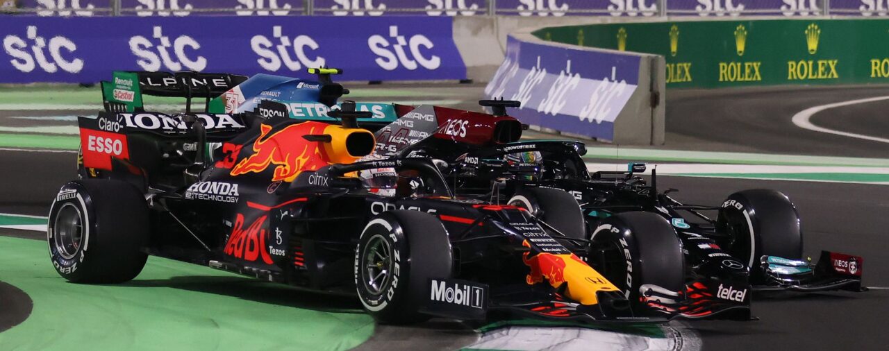 Verstappen y Hamilton luchan por el triunfo en el caótico Gran Premio de Arabia Saudita de Fórmula 1