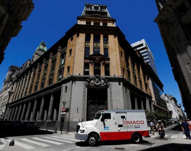 Acciones argentinas mejoran con selectividad en mercado apático a espera de novedades del FMI