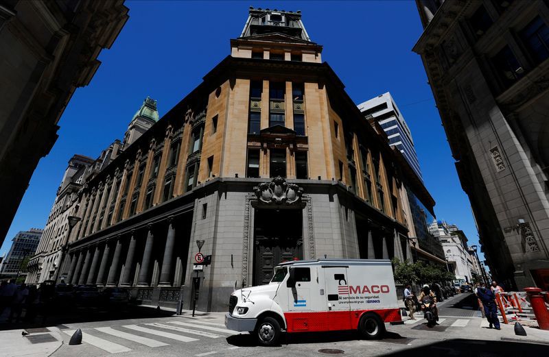 Un vehículo blindado es retratado en el distrito financiero de Buenos Aires, el 7 de diciembre de 2021. REUTERS/Agustin Marcarian