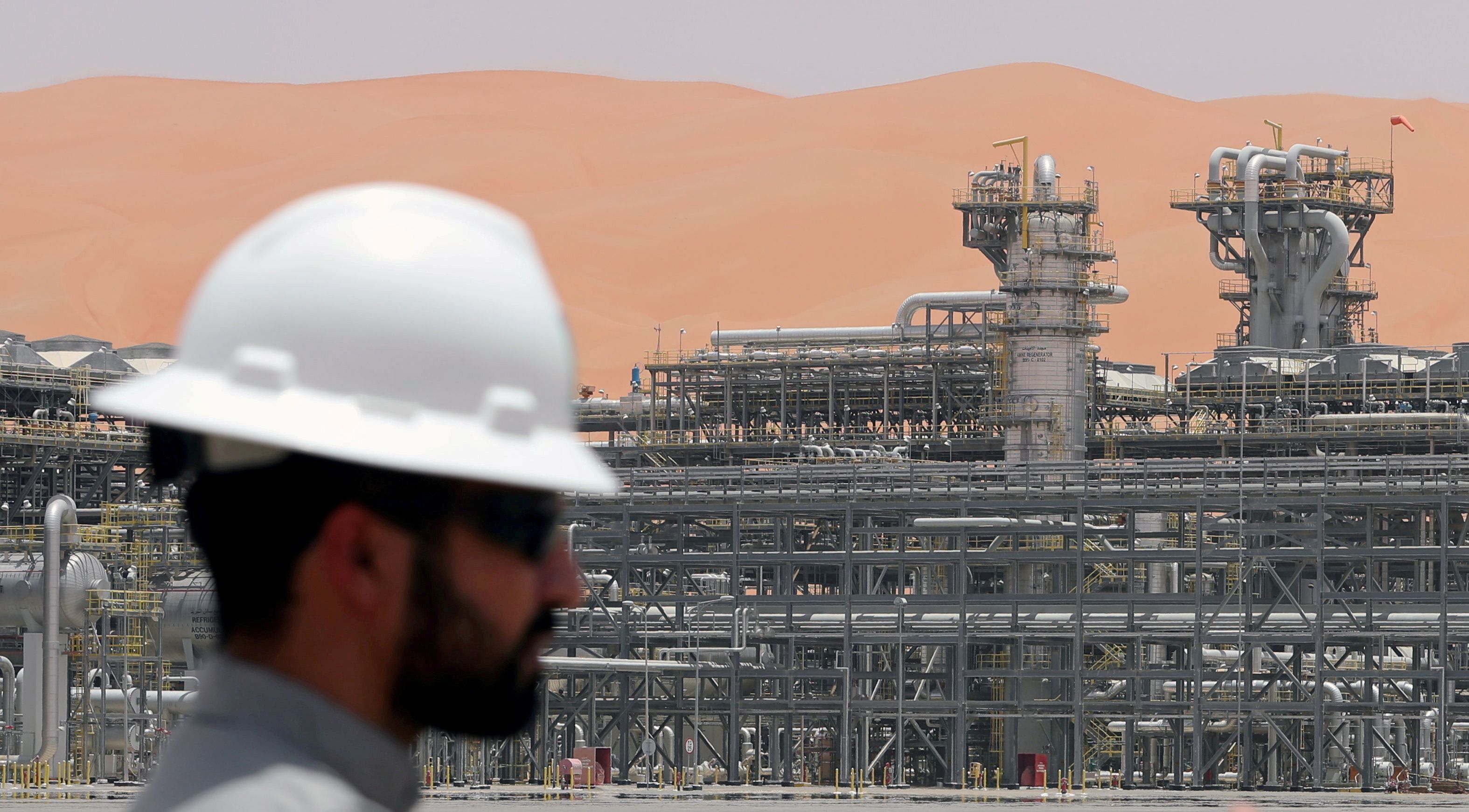 Un trabajador de Saudi Aramco en una planta de gas natural liquido de Arabia Saudita (REUTERS/Ahmed Jadallah/archivo)