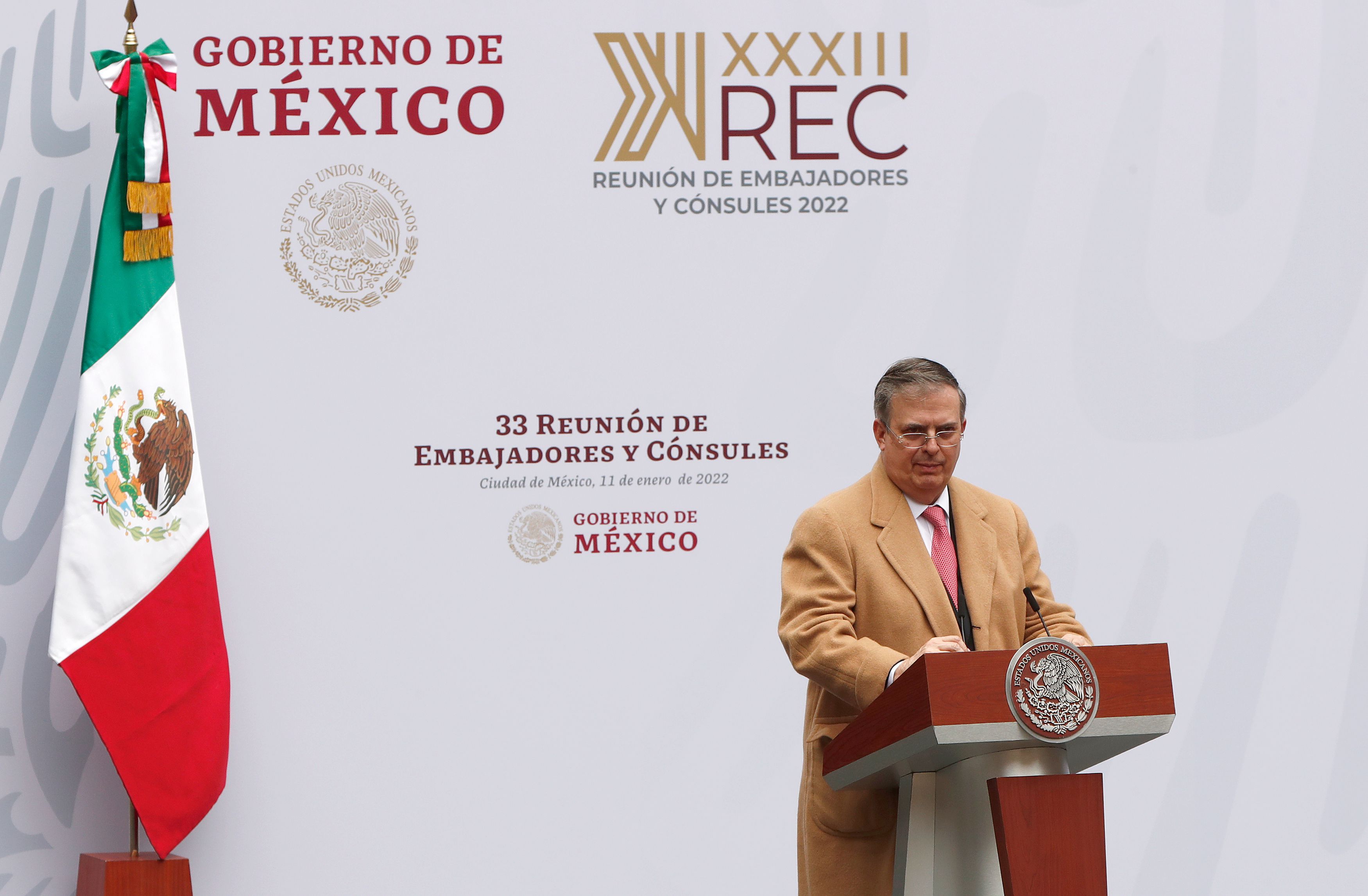 El canciller mexicano, Marcelo Ebrard, habla durante la 33 Reunión de Embajadores y Cónsules, hoy, en el Palacio Nacional, en Ciudad de México. EFE/ José Méndez 