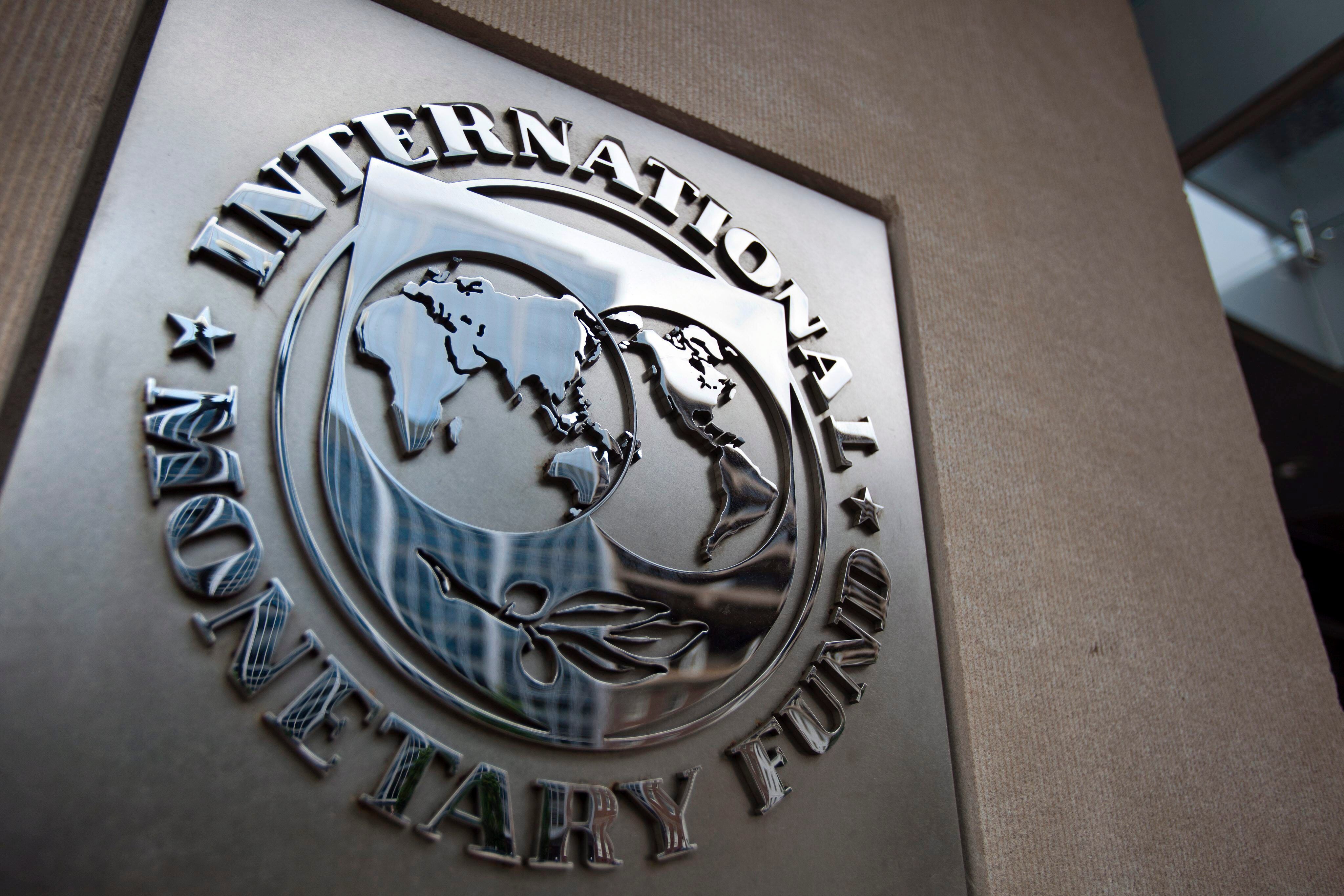 Fotografía de archivo en la que se registró un logotipo del Fondo Monetario Internacional (FMI), en una de las entradas de la sede principal de la entidad, en Washington DC (EE.UU.). EFE/Jim Lo Scalzo 