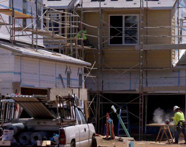 Inicio construcción viviendas en EEUU sube de forma inesperada en diciembre; permisos se disparan