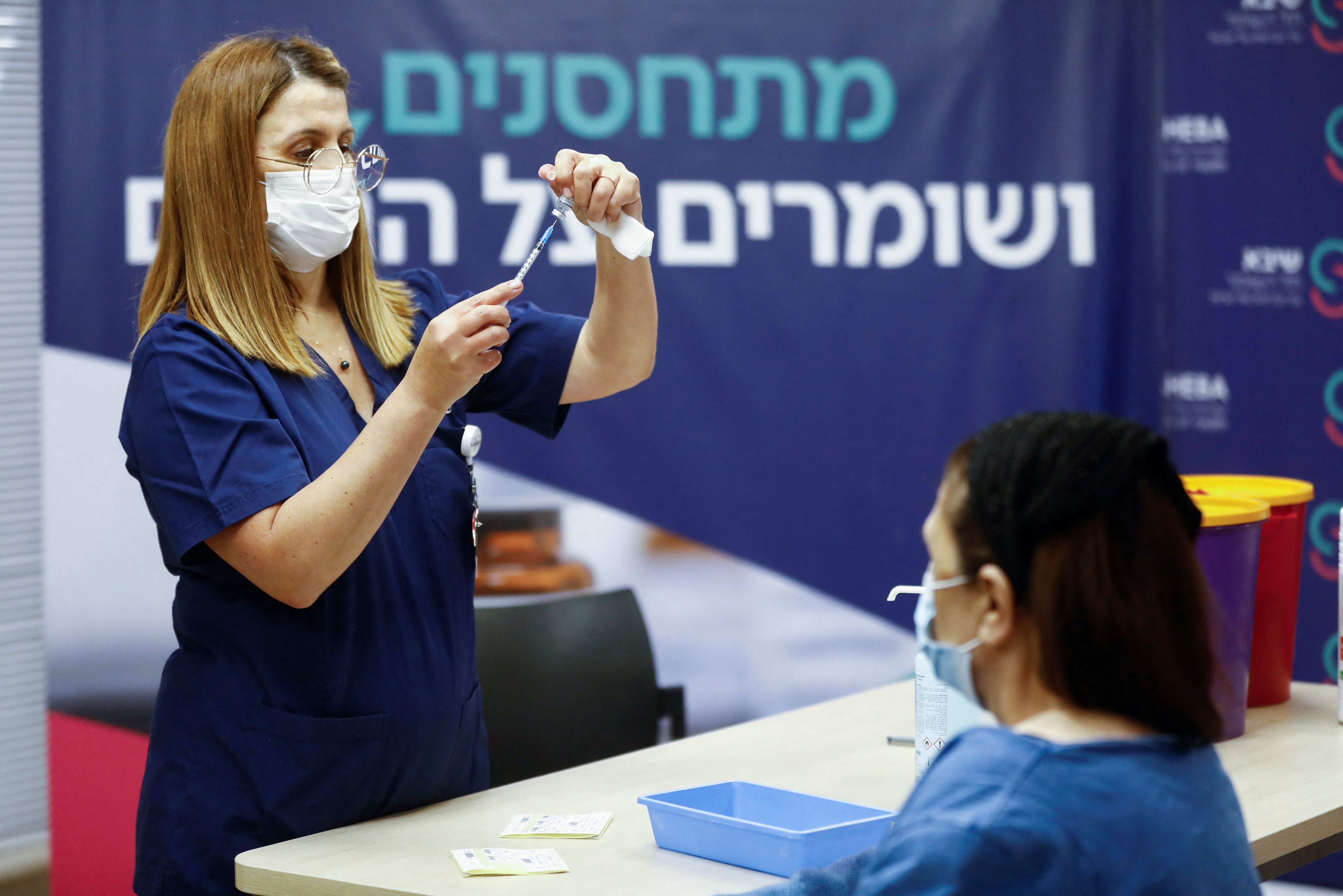 Días atrás, Israel aprobó la cuarta dosis de la vacuna contra el coronavirus para personas inmunodeprimidas (Reuters)