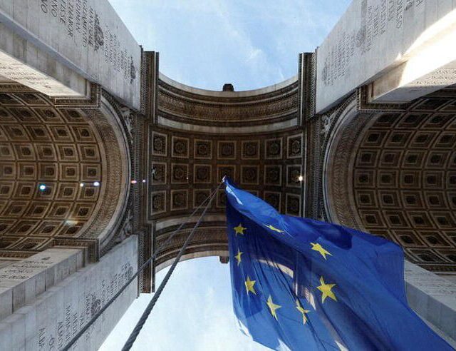 La extrema derecha francesa quiere a la bandera de la UE fuera del Arco del Triunfo