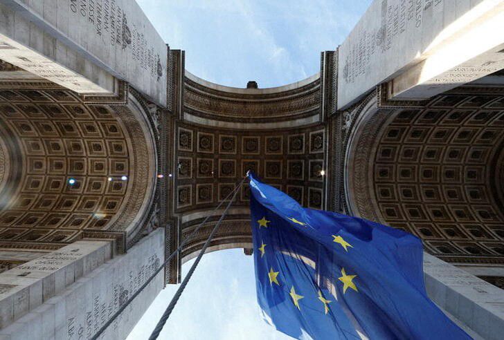 La extrema derecha francesa quiere a la bandera de la UE fuera del Arco del Triunfo