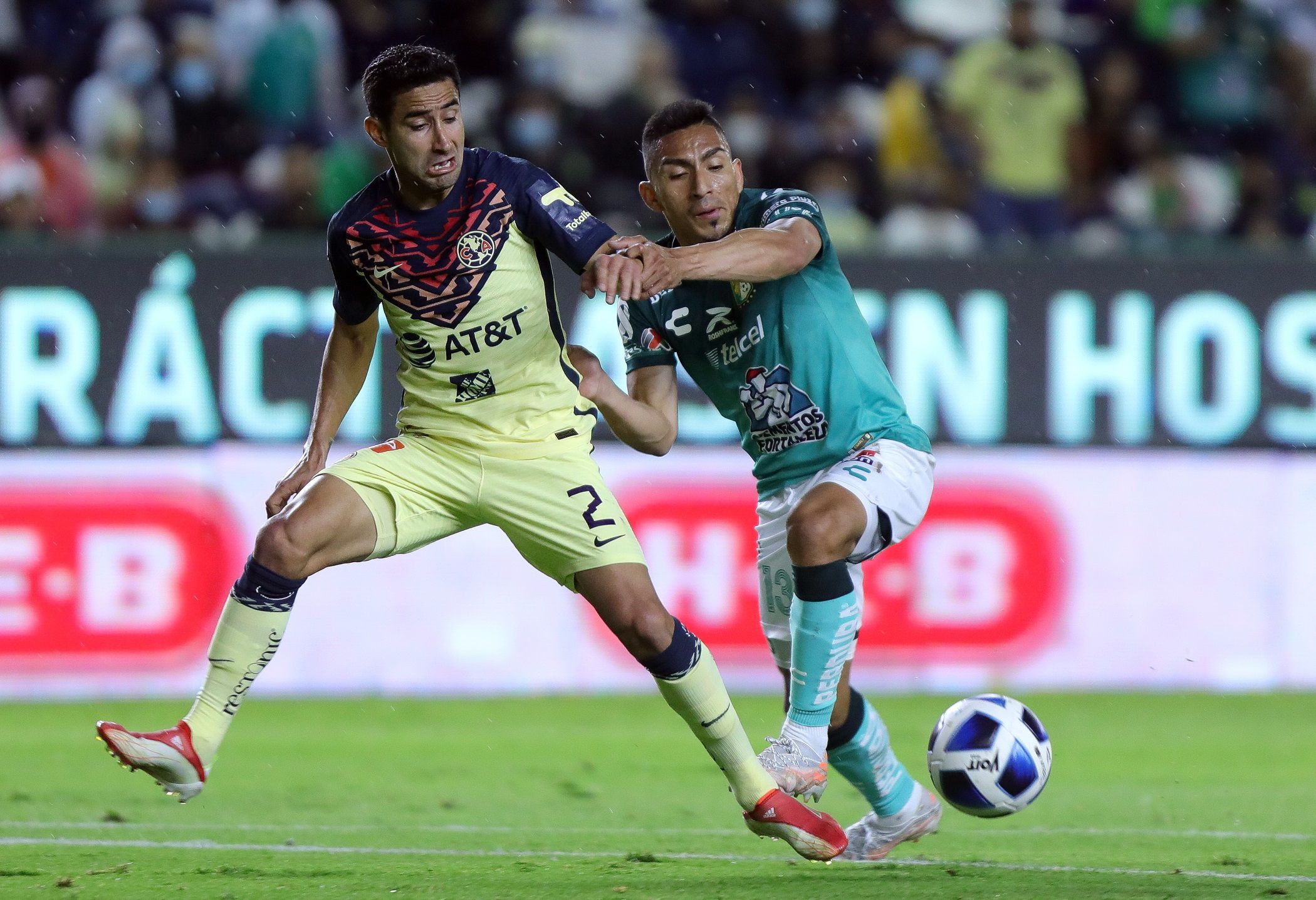 Luis Fernando Fuentes (i) del América disputa hoy el balón con Ángel Mena del León, durante un partido por la jornada 7 del torneo Apertura 2021 de la Liga MX, en el Estadio León, estado de Guanajuato (México). EFE/ Luis Ramírez 