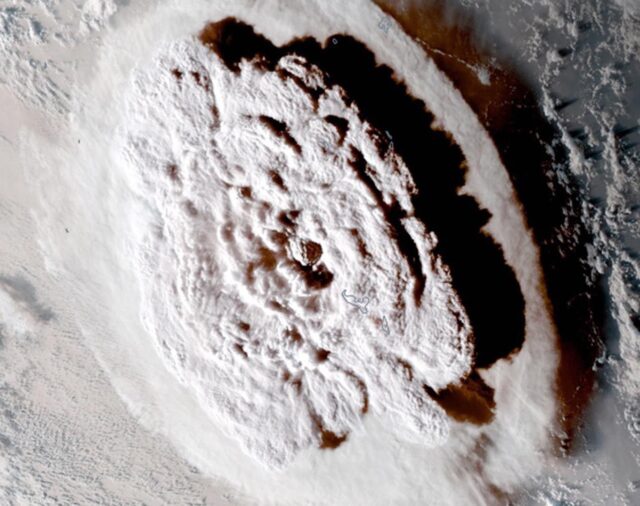 México presentó elevación del nivel del mar en las costas del Pacífico por explosión de volcán en Tonga