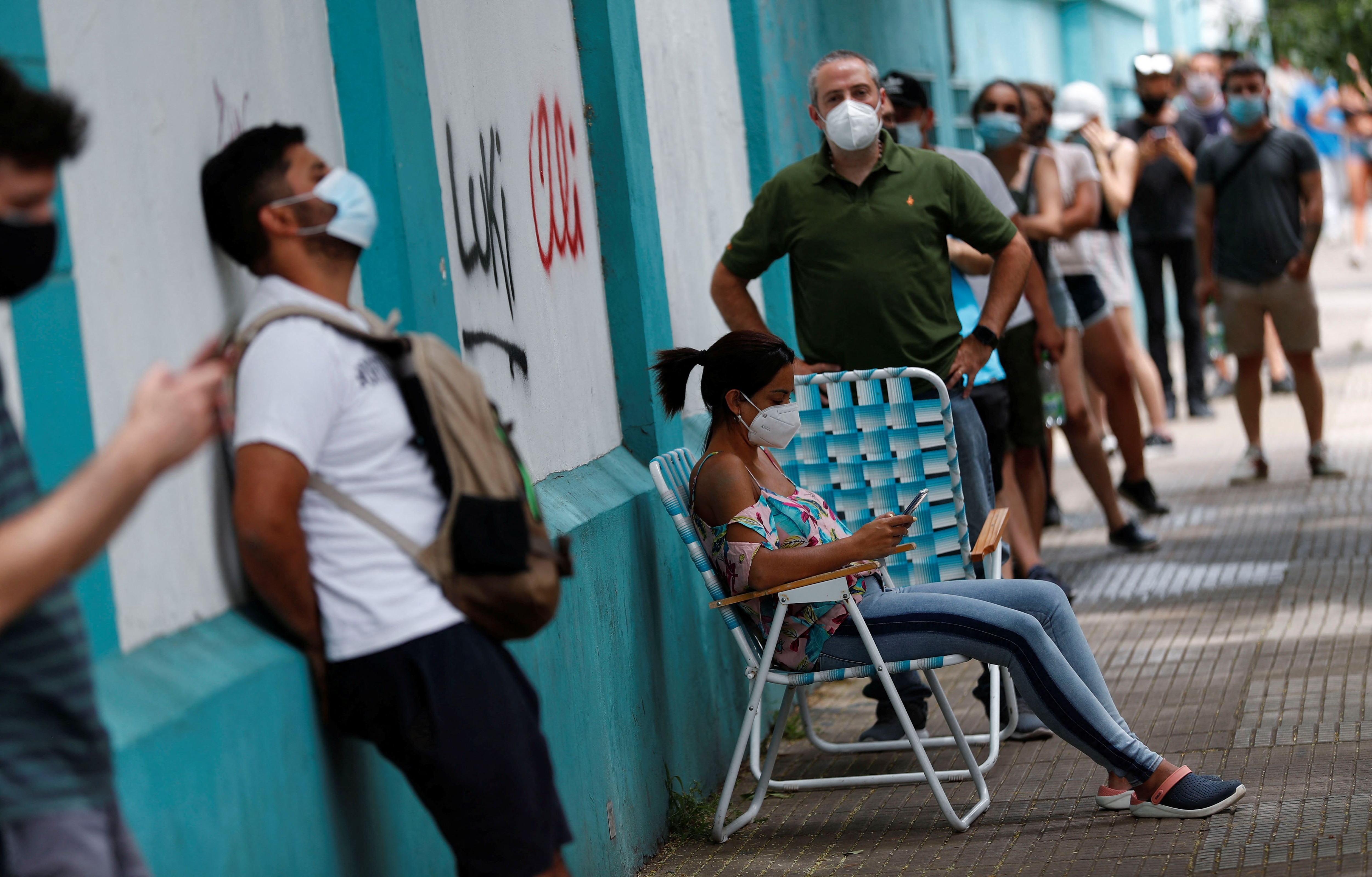 Personas hacen fila para testearse por COVID-19 en Buenos Aires (REUTERS/Agustin Marcarian)