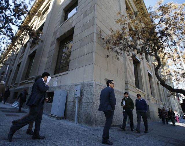 Tasa clave de interés en Chile subirá al 5,25% en enero: sondeo Banco Central