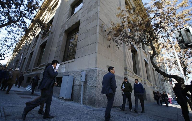 Tasa clave de interés en Chile subirá al 5,25% en enero: sondeo Banco Central