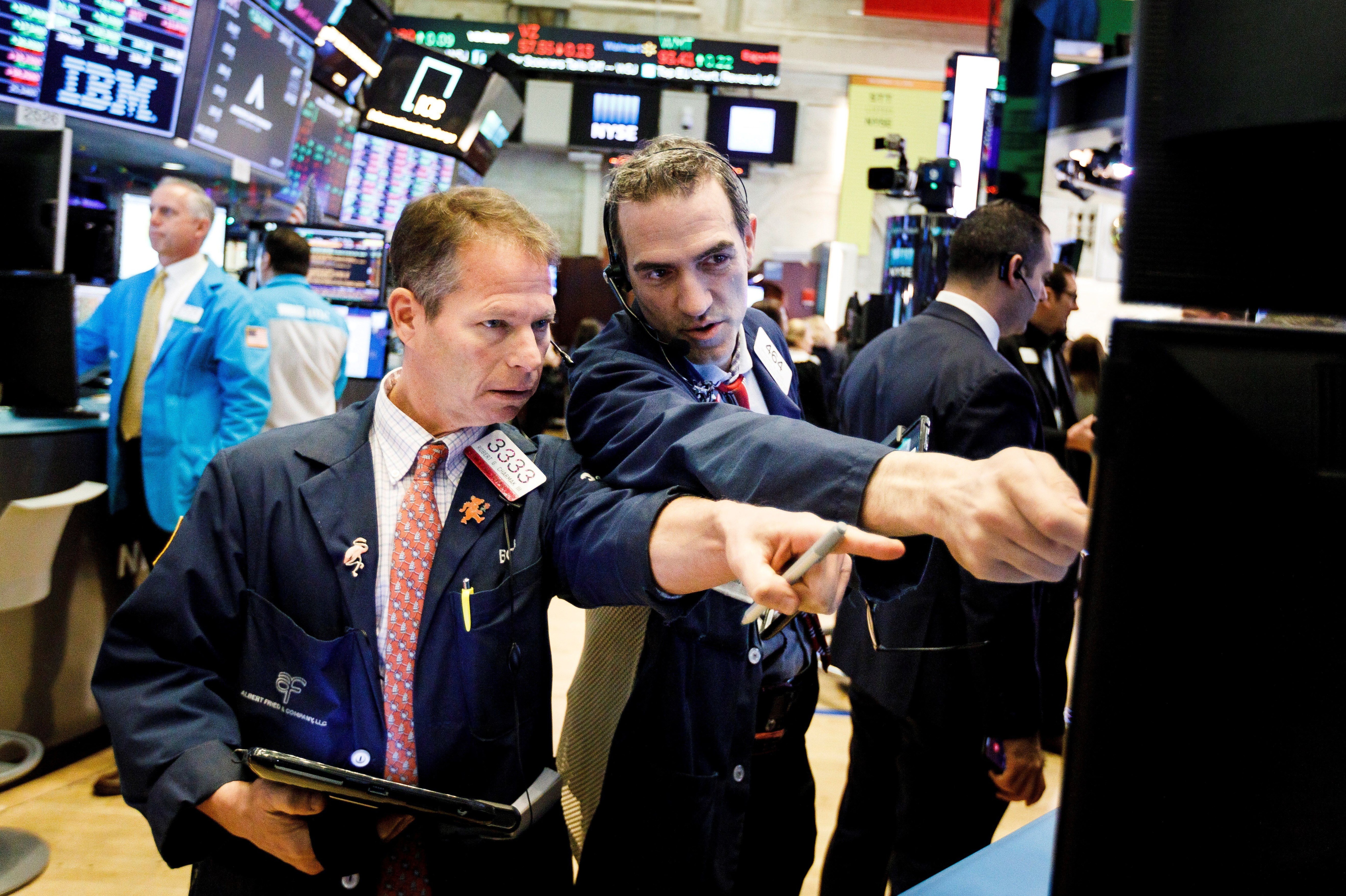 Comerciantes trabajan en la Wall Street en Nueva York, en una fotografía de archivo. EFE/Justin Lane 