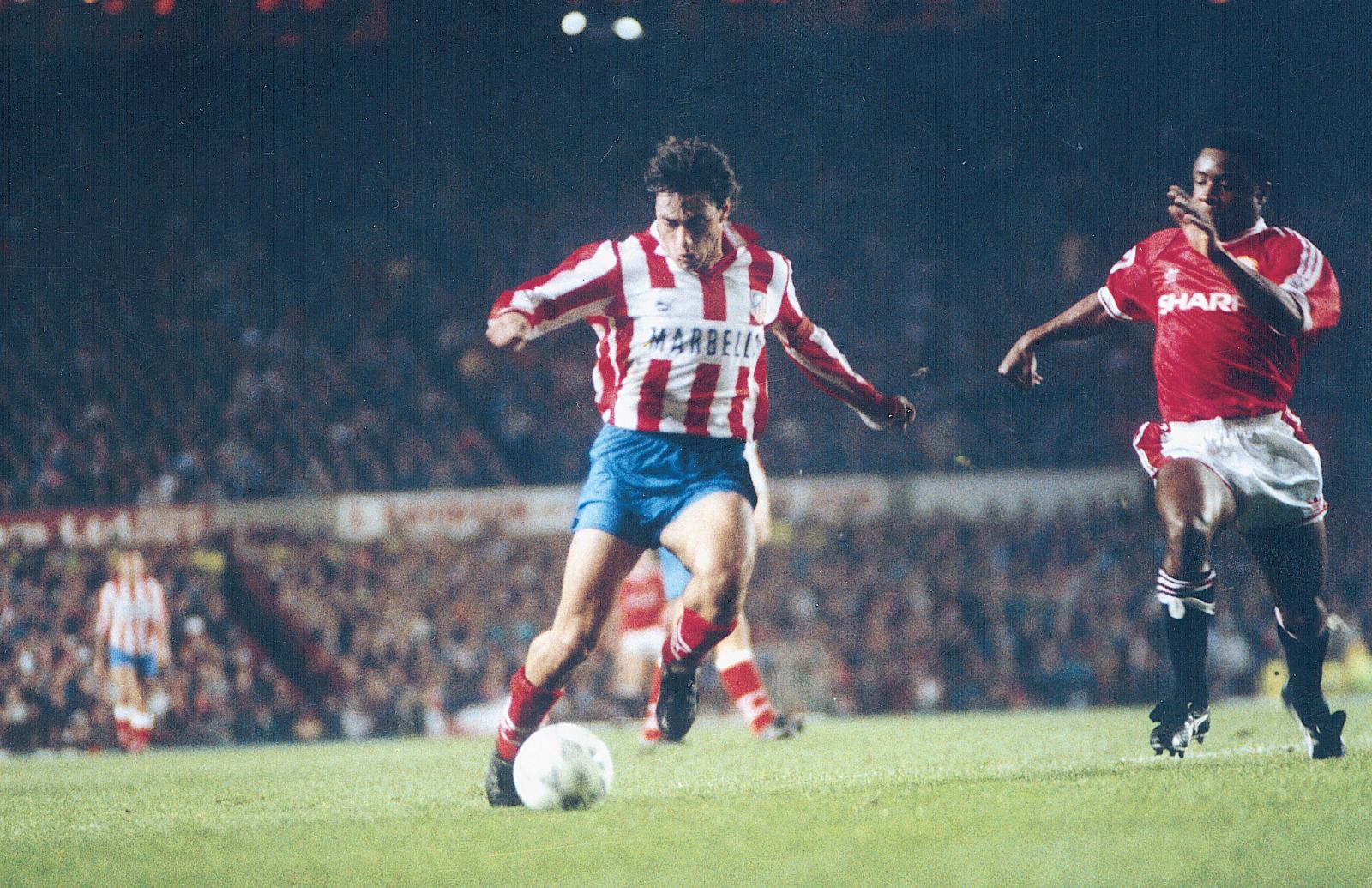 Manchester United y Atlético Madrid solo chocaron una vez en toda la historia: fueron por los octavos de final de la Recopa de 1992 (3-0 / 1-1).