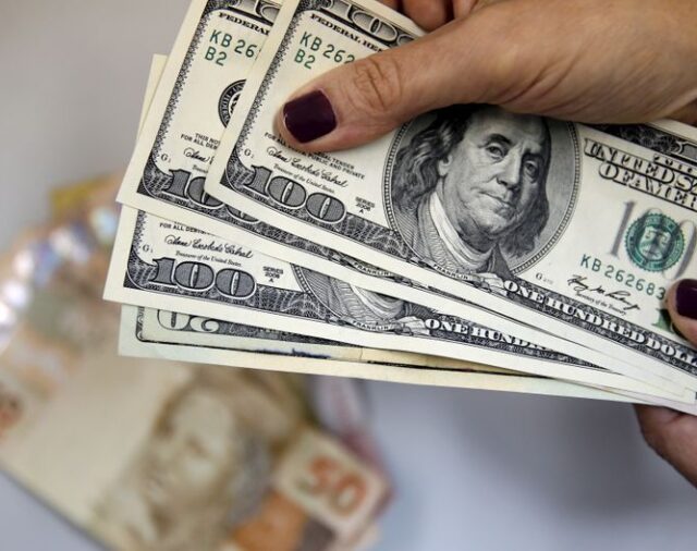 Dólar hoy: la cotización libre subió a $214 y el “contado con liqui” avanza a $224