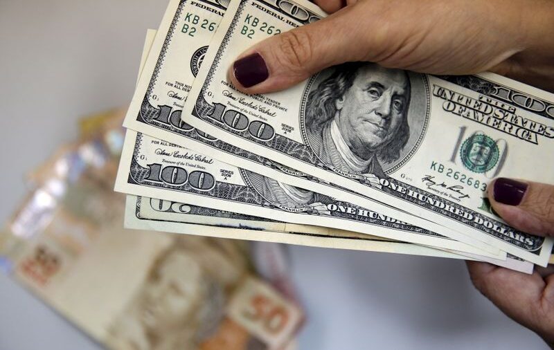 Dólar hoy: la cotización libre subió a $214 y el “contado con liqui” avanza a $224