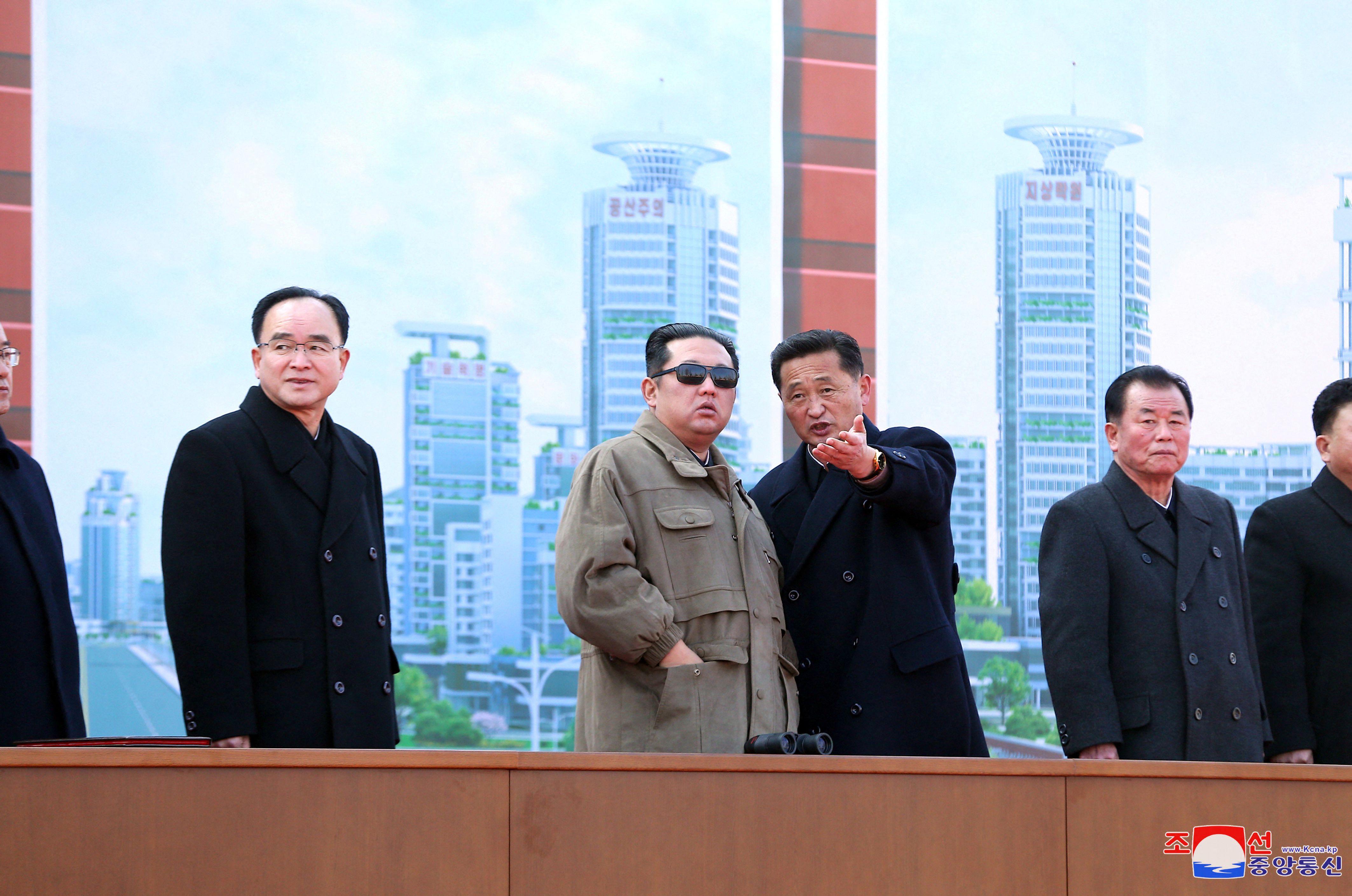 El dictador de Corea del Norte, Kim Jong-un, con miembros del régimen 