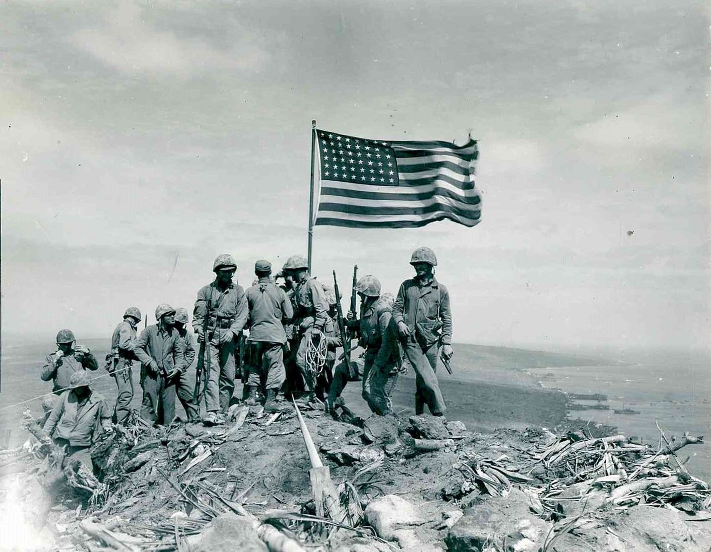 Los Marines con la bandera en la cima del monte Suribachi (Cortesía U.S. National Archives/U.S. Marine Corps Photograph/Private Bob Campbell/Handout via REUTERS)