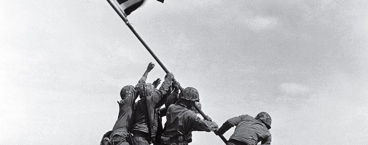 La batalla más sangrienta, seis marines y un secreto: la verdadera historia detrás de la icónica foto de Iwo Jima