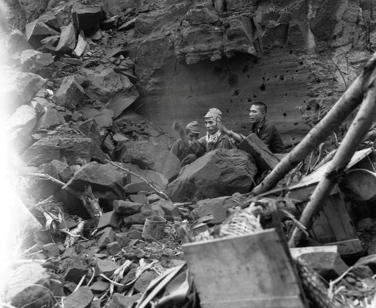 Tres soldados japoneses emergen de su escondite para rendirse durante las operaciones de limpieza del ejército estadounidense en Iwo Jima, el 5 de abril de 1945 (Cortesía U.S. National Archives/U.S. Army Signal Corps/Handout via REUTERS)