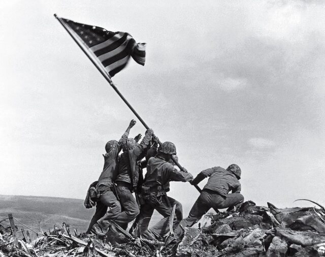 La batalla más sangrienta, seis marines y un secreto: la verdadera historia detrás de la icónica foto de Iwo Jima