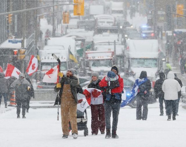 La policía canadiense arresta a manifestantes para tratar de reabrir puente fronterizo