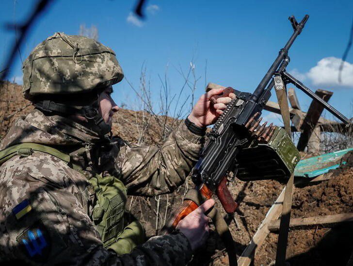 Foto del lunes de un soldado ucraniano con una ametralladora en una trinchera en la localidad de Travneve, en la region de Donetsk (REUTERS/Gleb Garanich)