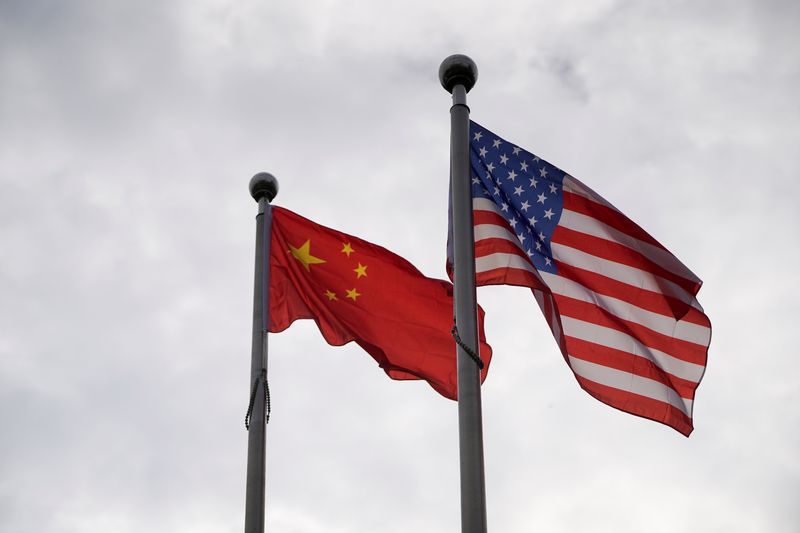 FOTO DE ARCHIVO: Las banderas de China y Estados Unidos en Shanghái, China, el 16 de noviembre de 2021. REUTERS/Aly Song
