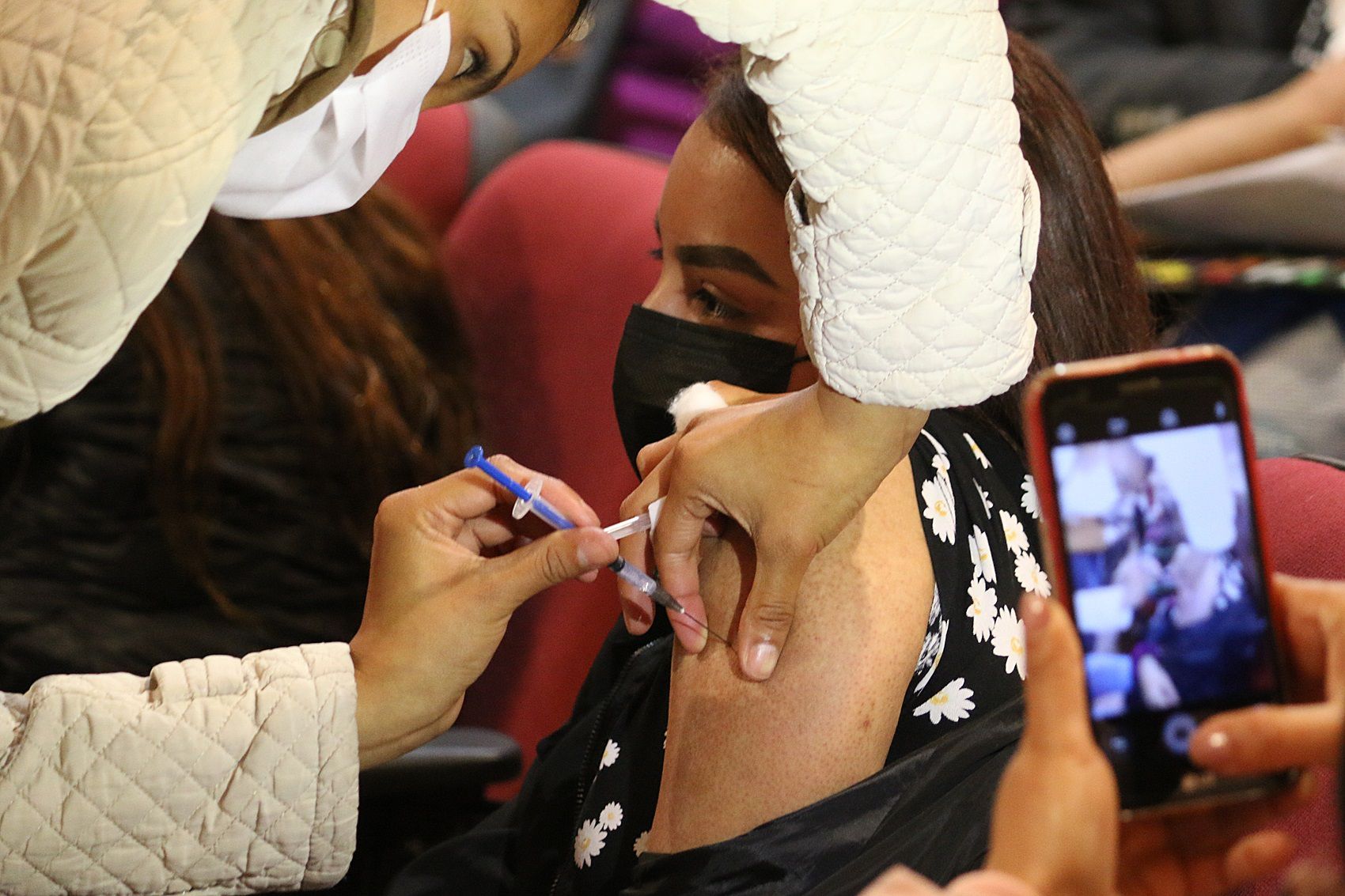 Una joven se pone su vacuna en México. (Foto: EFE/David Martínez Pelcastre) 
