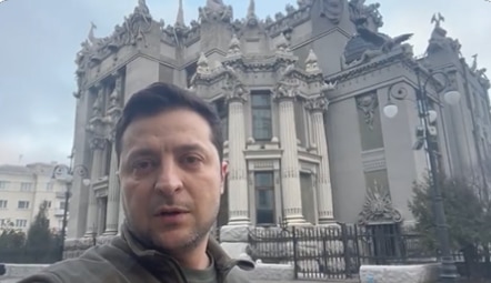 Volodimir Zelensky llamó a los ucranianos a no deponer las armas y defender la capital
