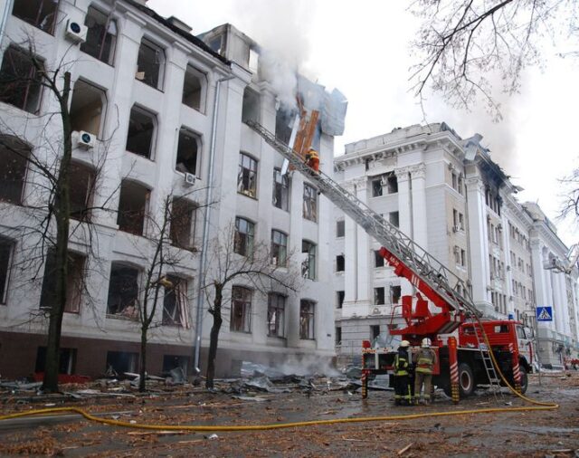 Ataques aéreos rusos impactaron en varias escuelas y en una catedral de Jarkov